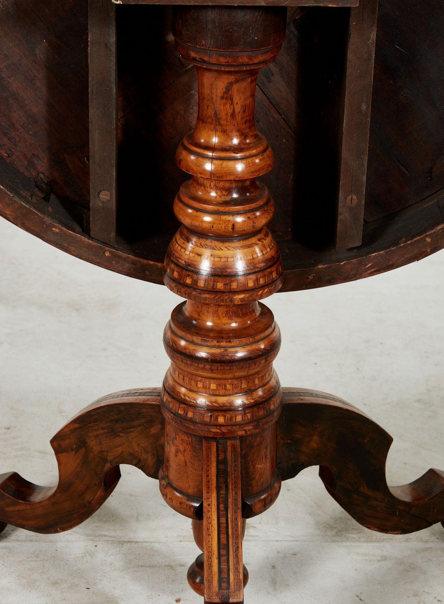 Mesa basculante italiana con marquetería incrustada en venta 2