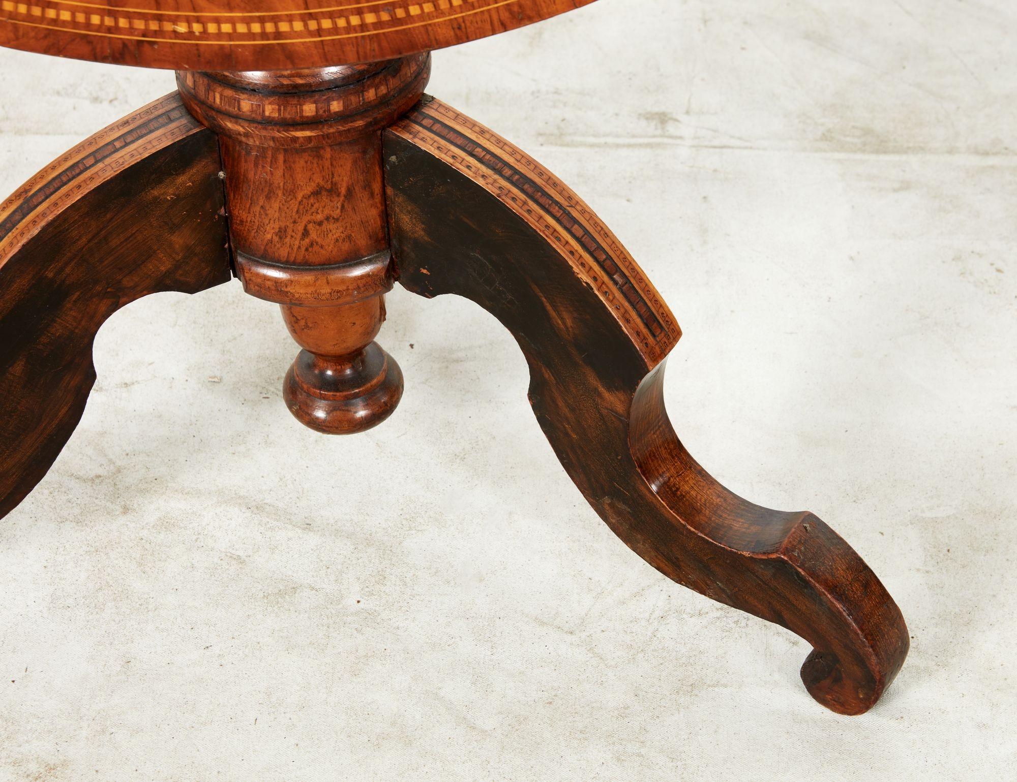 Mesa basculante italiana con marquetería incrustada Marquetería en venta