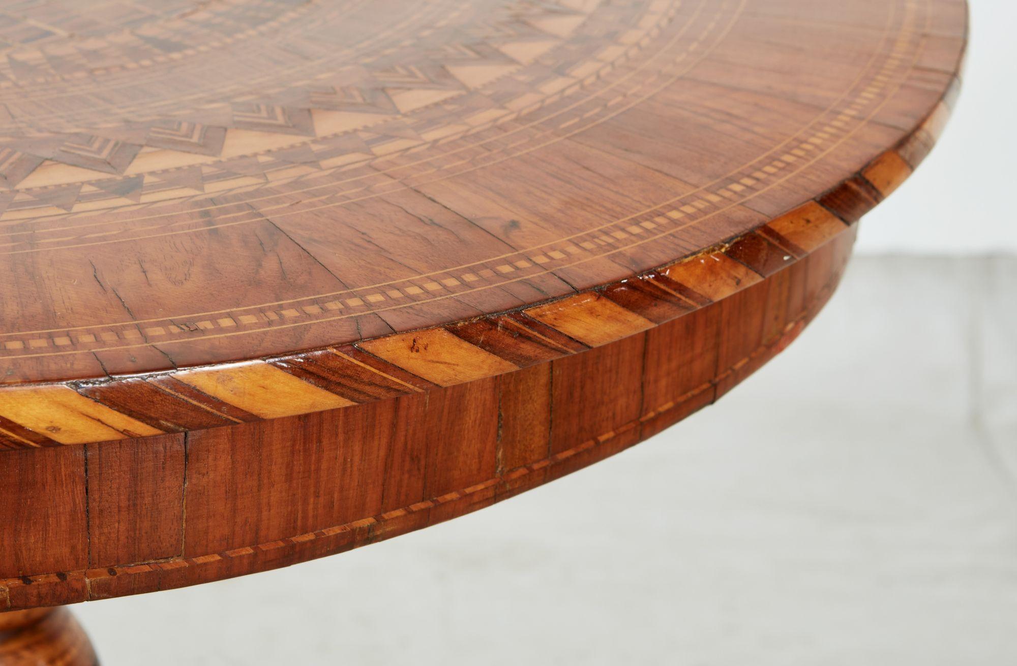 Mesa basculante italiana con marquetería incrustada Mediados del siglo XIX en venta