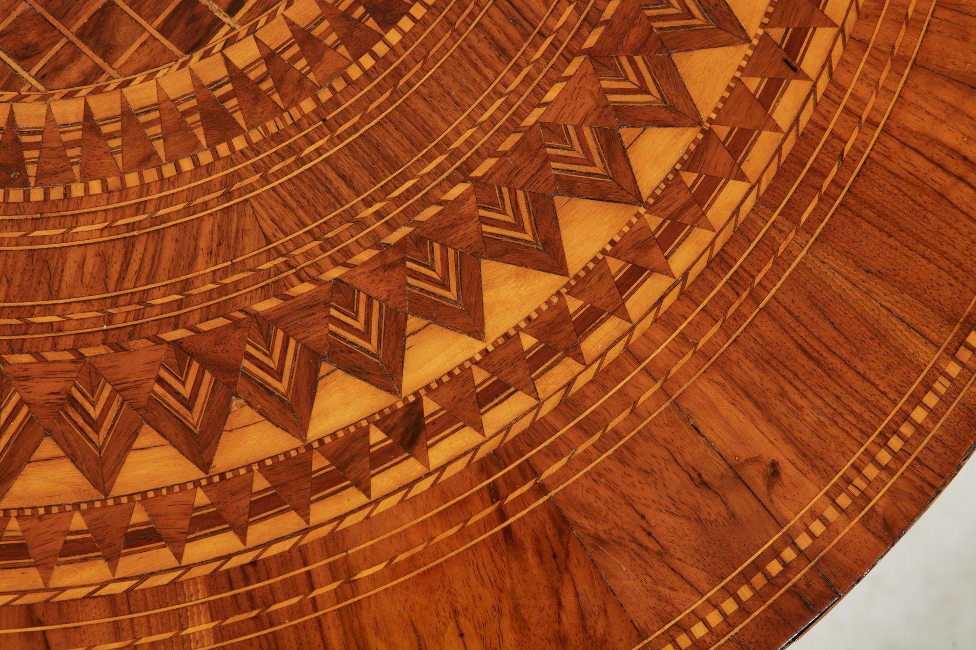 Mesa basculante italiana con marquetería incrustada Olivo en venta