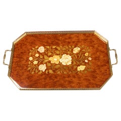 Vassoio ottagonale da portata in legno di noce intarsiato e ottone, 1950 ca.