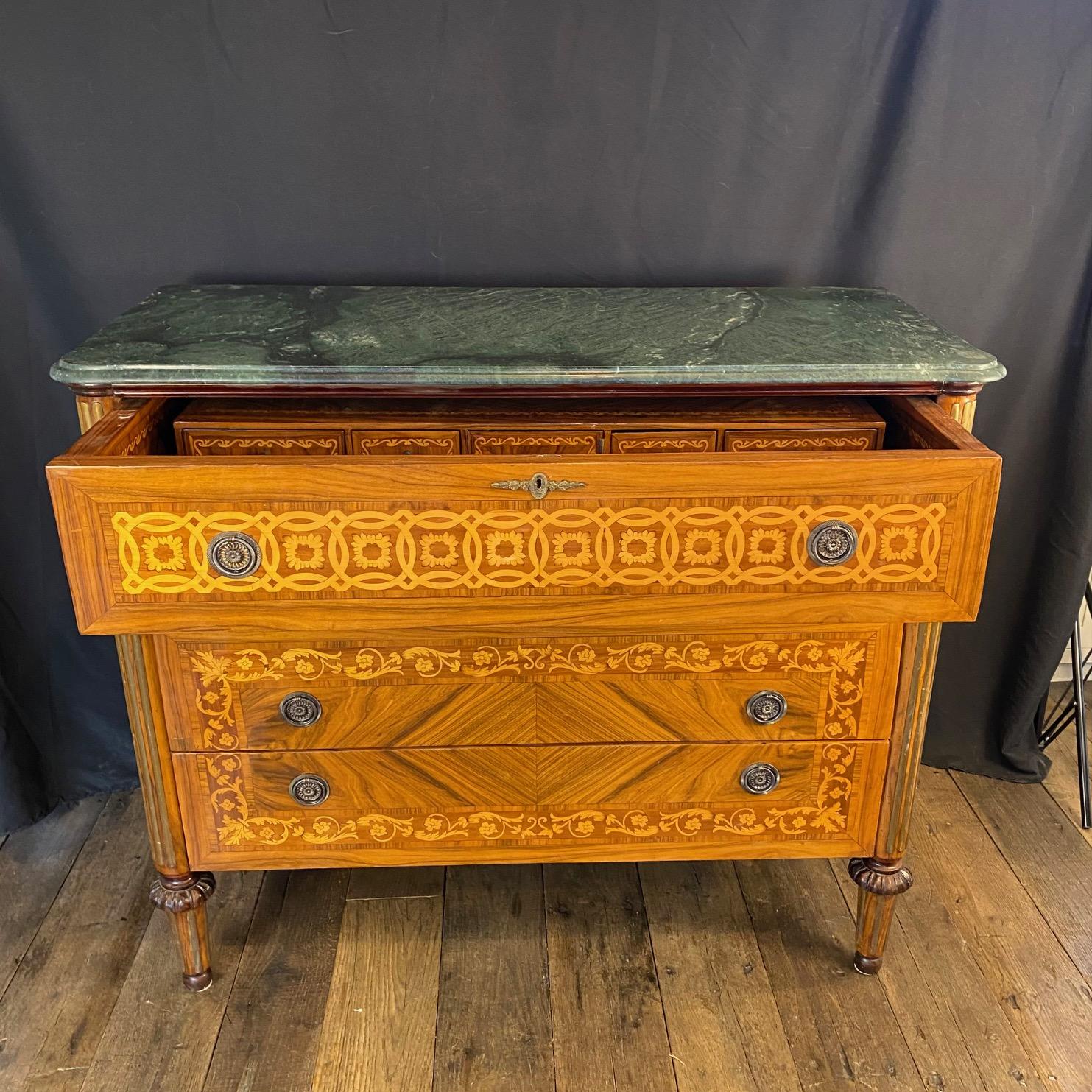 Pelle Scrivania Commode con piano in marmo intarsiato italiano in vendita