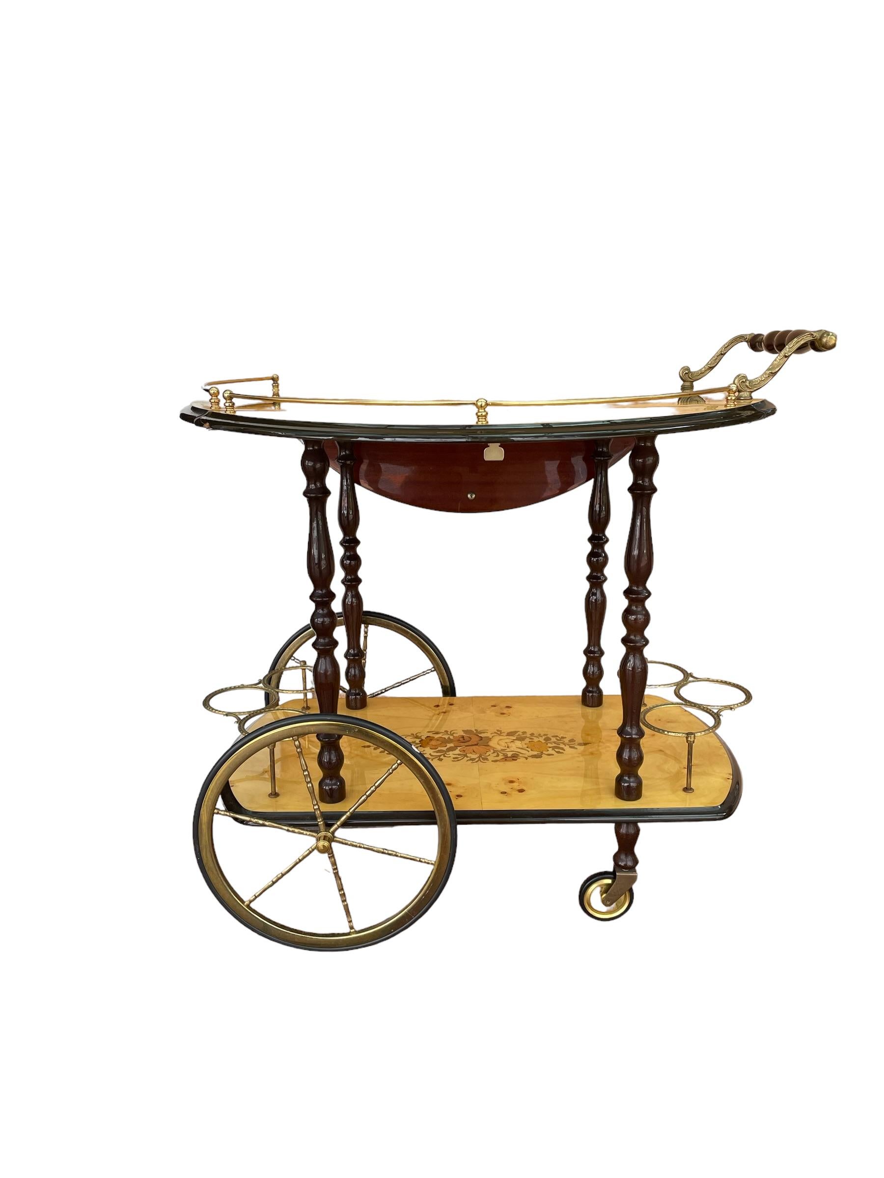 Italienischer Barwagen, Dessertwagen, Beistelltisch oder Badewagen aus Holz mit Intarsienarbeit im Angebot 5