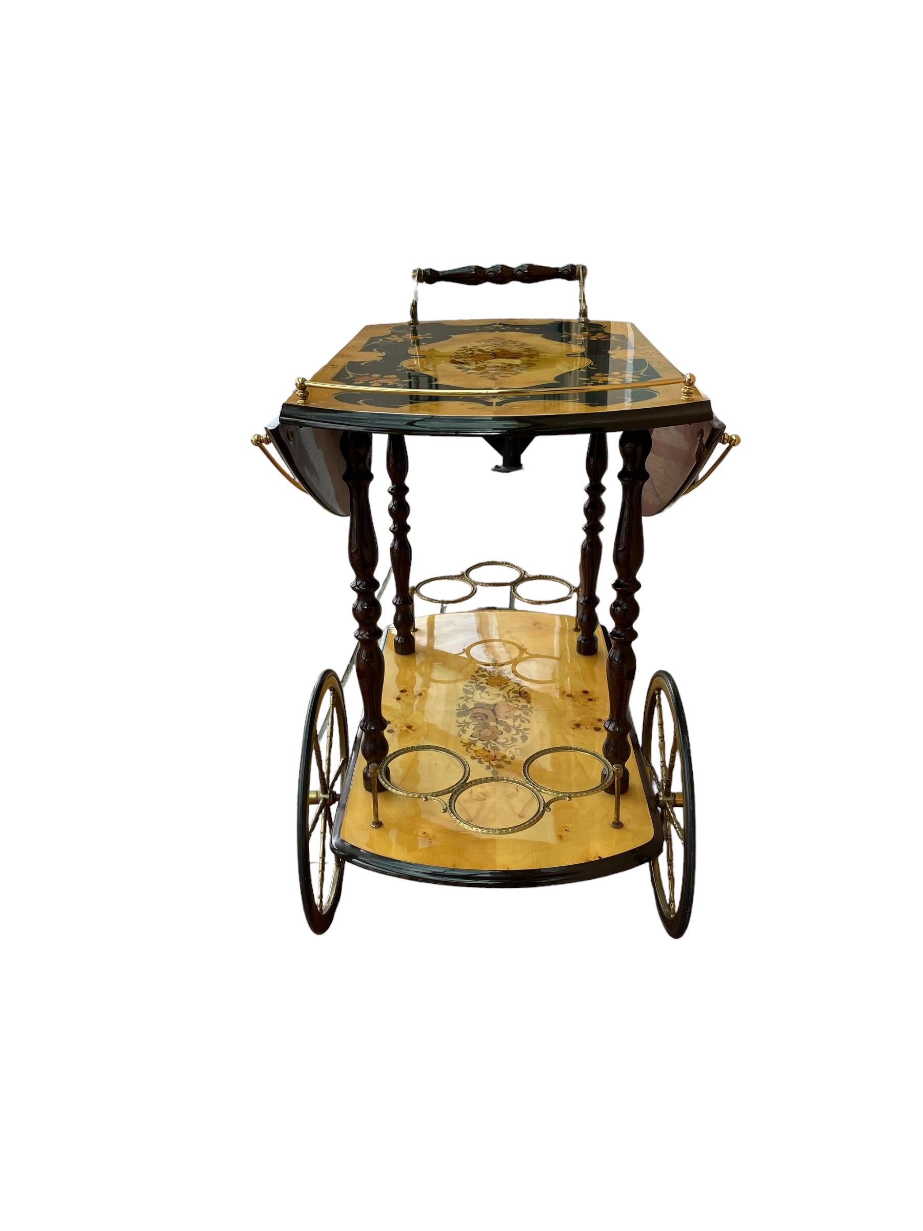 Italienischer Barwagen, Dessertwagen, Beistelltisch oder Badewagen aus Holz mit Intarsienarbeit (20. Jahrhundert) im Angebot