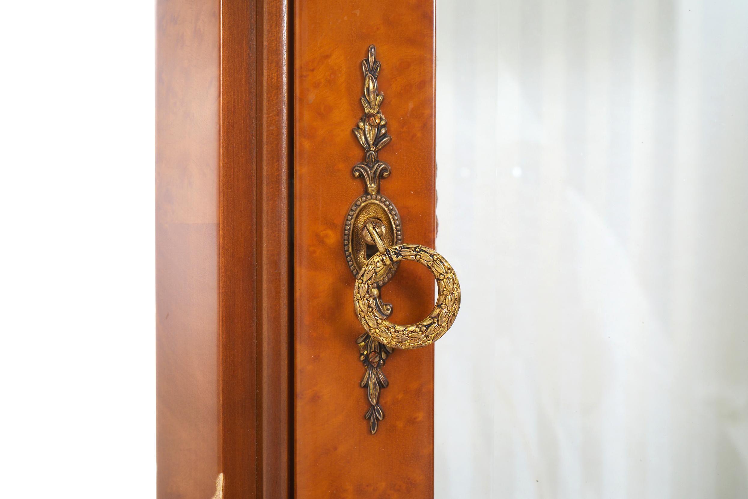 Italian Marquetry Wood Vitrine / Cabinet In Good Condition For Sale In Tarry Town, NY