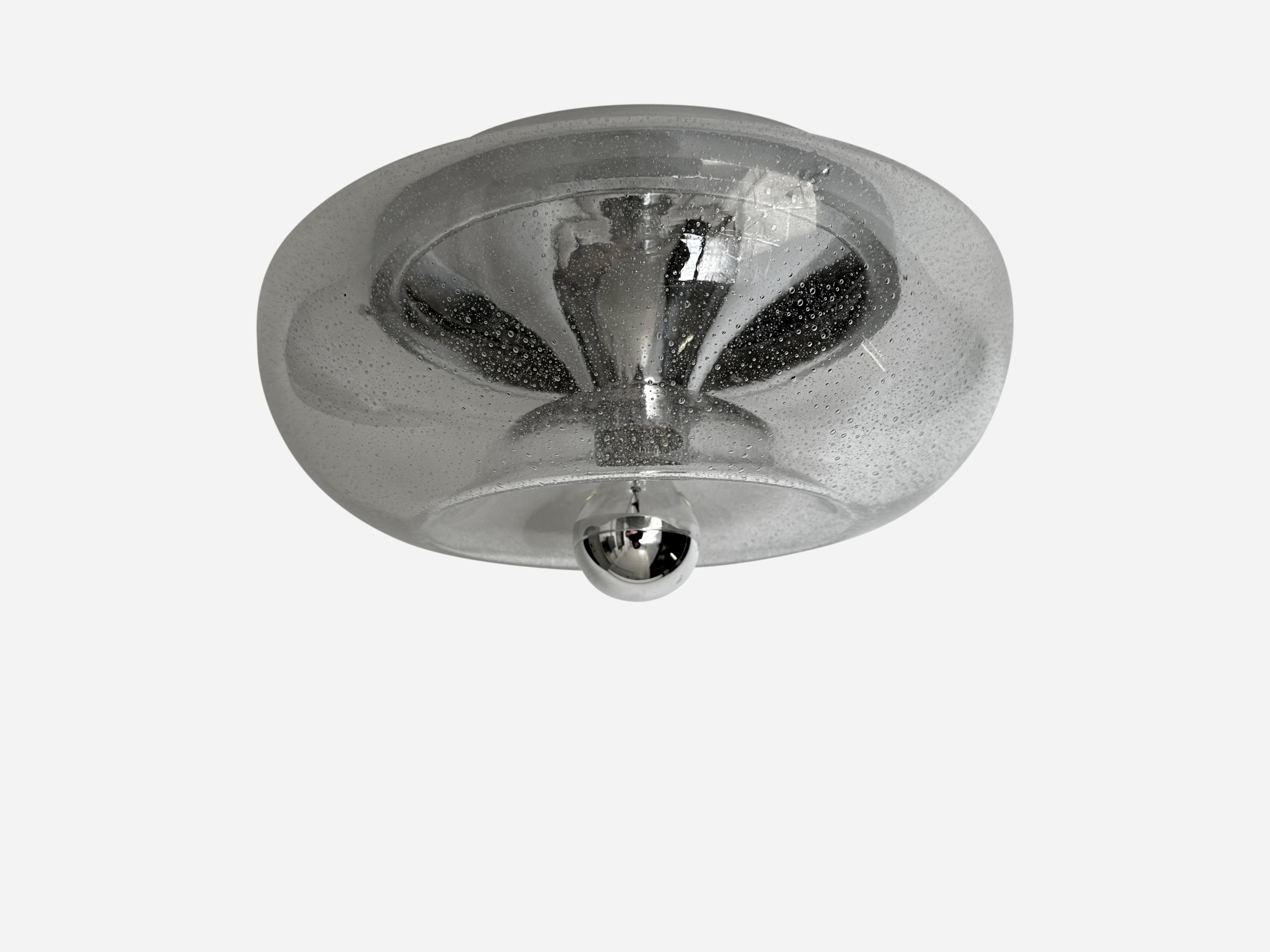 Italienische Mazzega zugeschriebene Deckenleuchte
Hergestellt in Italien, 1960er Jahre
Klares mundgeblasenes Pulegoso-Glas, verchromtes Metall.
Pulegoso Glas ist mit vielen Luftblasen versehen, siehe Bilder.
Für eine Glühbirne mit mittlerem Sockel