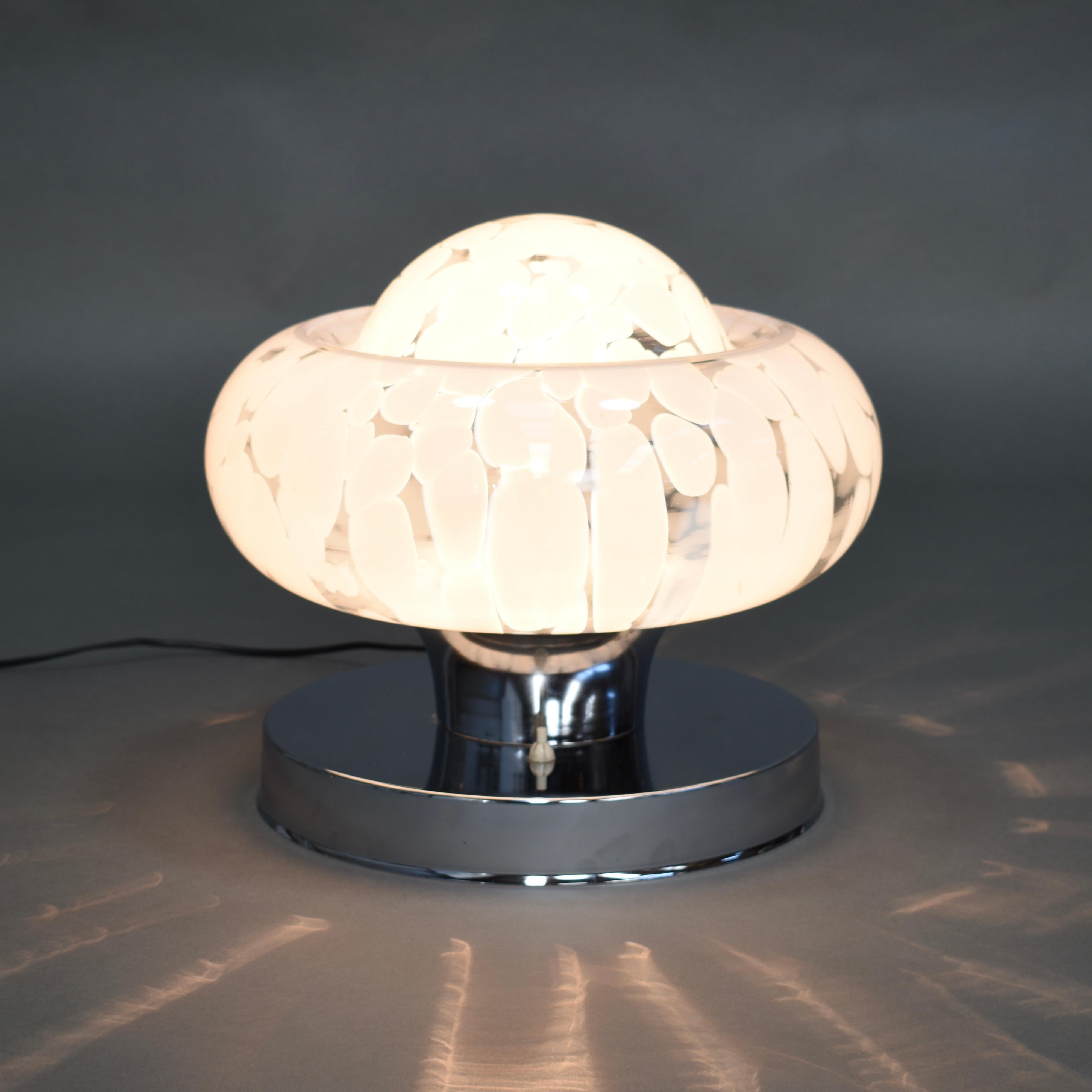 Lampe de table italienne Mazzega en verre de Murano, 1970

La lampe est composée de verre de Murano transparent et blanc nuageux et d'une base chromée.

Designer : attribué à Carlo Nason

Fabricant : attribué AV MAZZEGA

Pays :