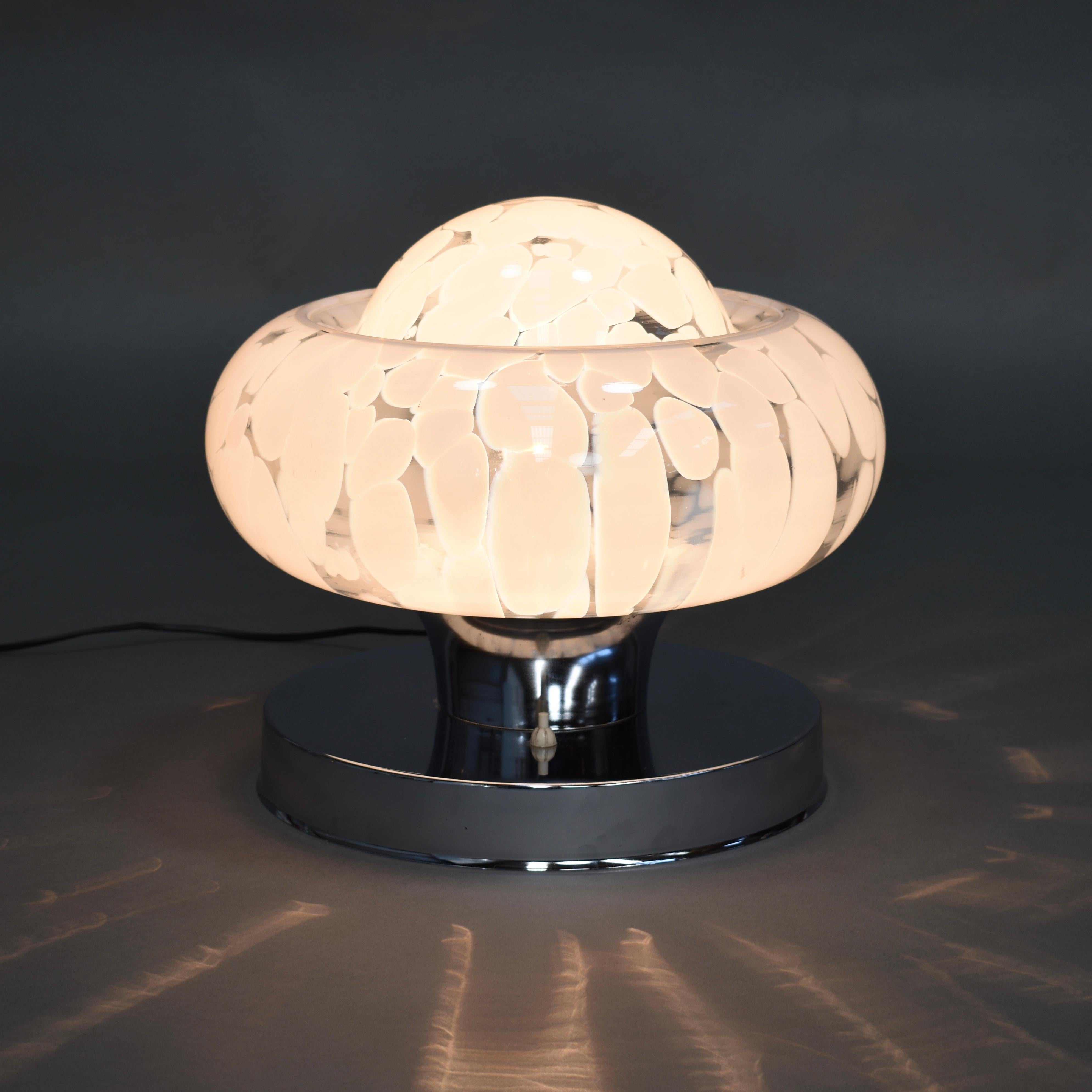 Mid-Century Modern Lampe de table italienne Mazzega en verre de Murano:: circa 1970 en vente