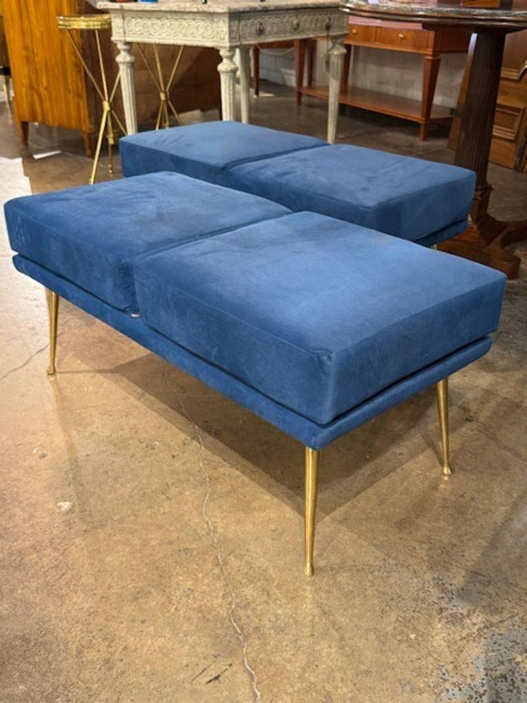 Estos bancos de diseño italiano MCM Gio Ponti con patas de latón son piezas de mobiliario elegantes y de inspiración retro. Tapizado en tela azul intenso. Estos bancos presentan elegantes patas de latón y un diseño clásico que complementa varios