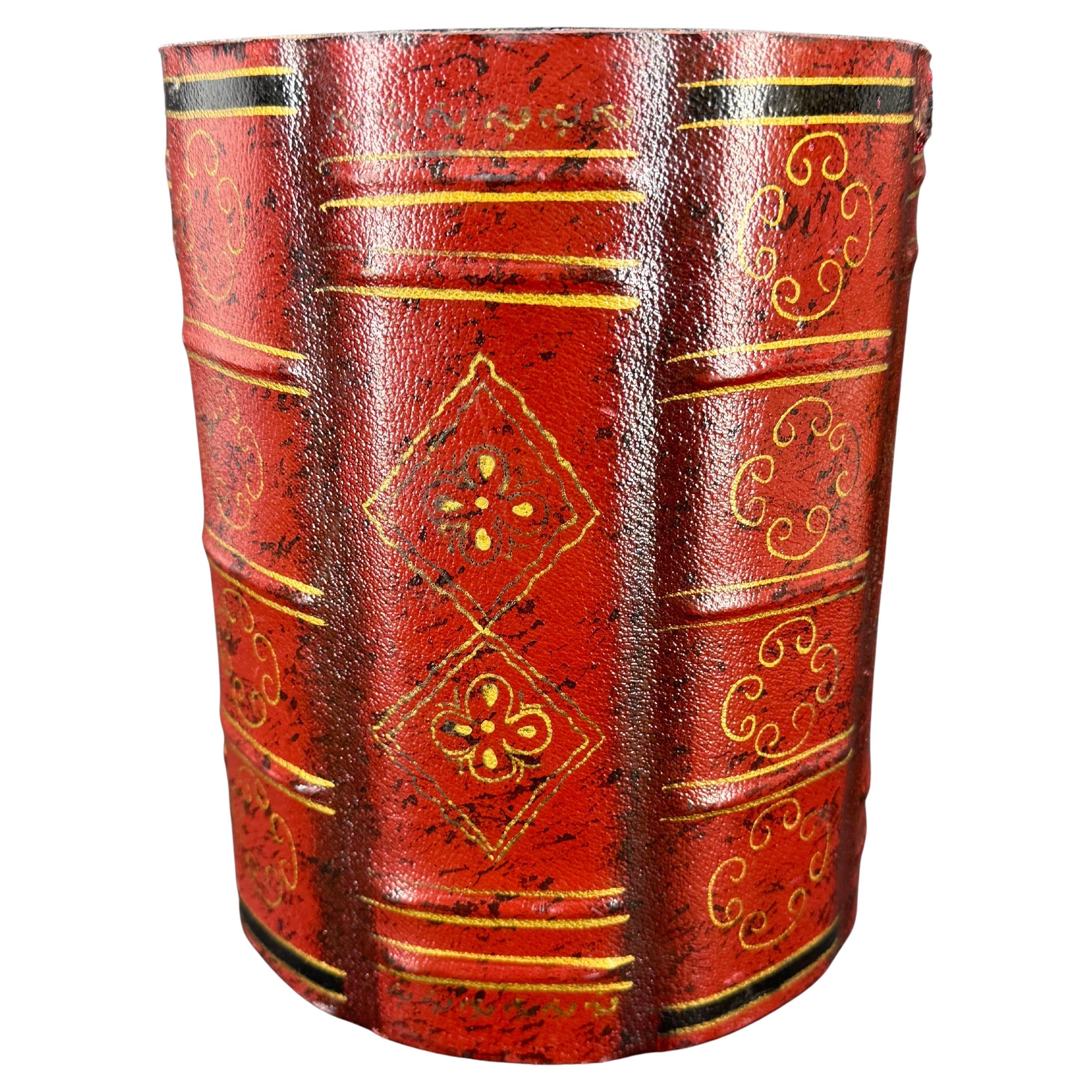 Corbeille à papier en bois et cuir italien vintage. Parfait pour une utilisation formelle ou informelle dans une salle de bains, une salle d'eau, un espace vanité ou un bureau à domicile. Vintage By est une pièce élégante de style Ralph Lauren avec