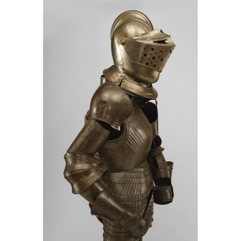Armure italienne de style médiéval/renaissance (19e siècle) en métal grandeur nature avec plastron cannelé sur une base carrée en bois.

Condit : Bon ; Usures dues à l'âge et à l'utilisation (Le chevalier se tient maintenant droit. La base mesure 18