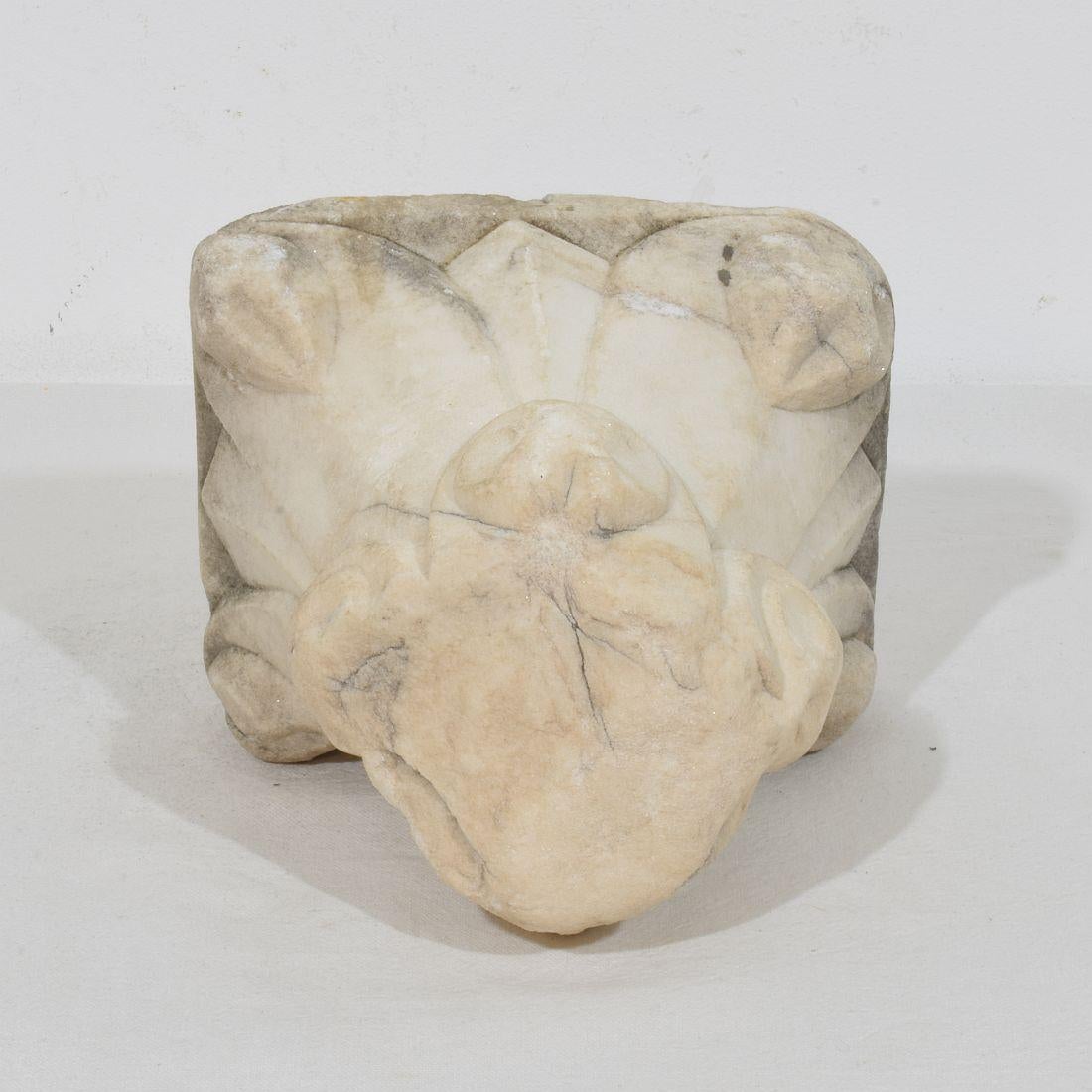 Fragment de chapiteau romain médiéval italien en marbre sculpté en vente 11