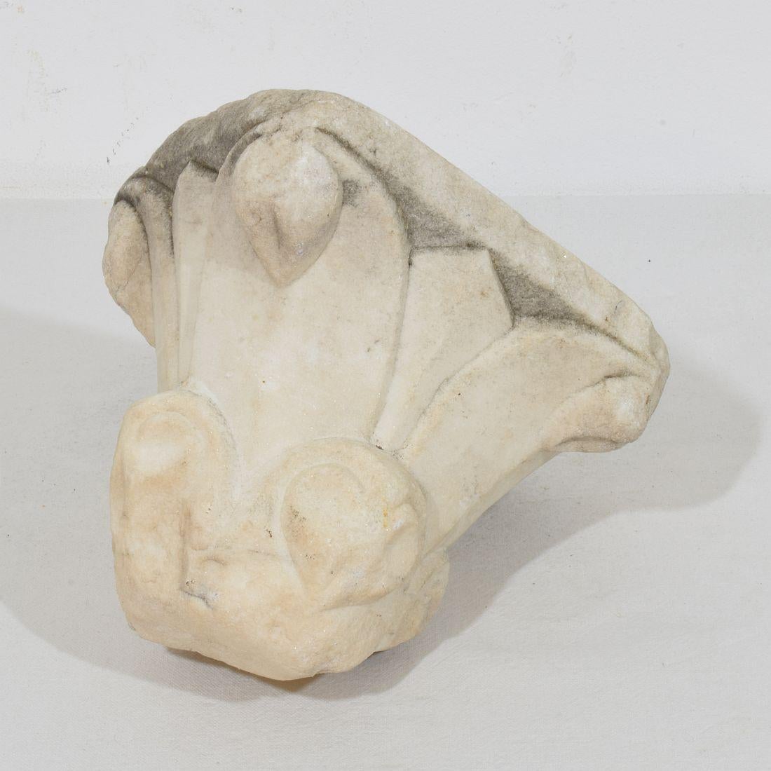 Rare et beau petit trésor médiéval.
Chapiteau roman en marbre sculpté à la main,
Italie, vers 1250-1400.
Vieillissement, petites pertes.
D'autres photos sont disponibles sur demande.
H:15,5cm  L:16cm P:13cm 