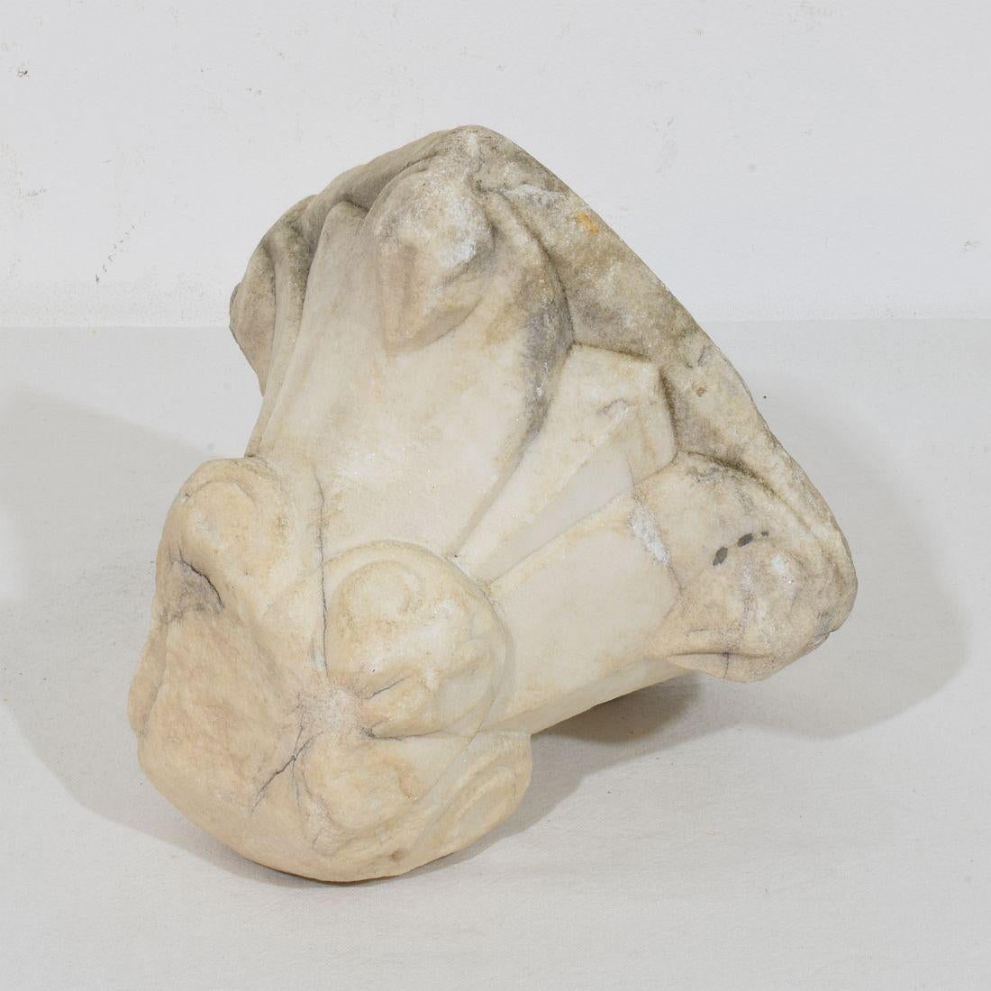 Sculpté à la main Fragment de chapiteau romain médiéval italien en marbre sculpté en vente