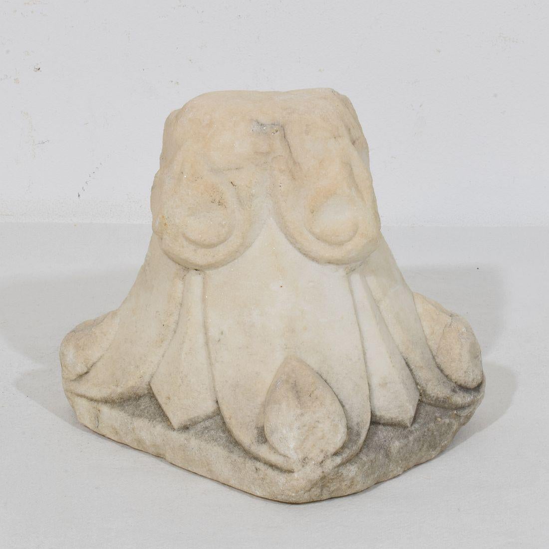 XVIIIe siècle et antérieur Fragment de chapiteau romain médiéval italien en marbre sculpté en vente