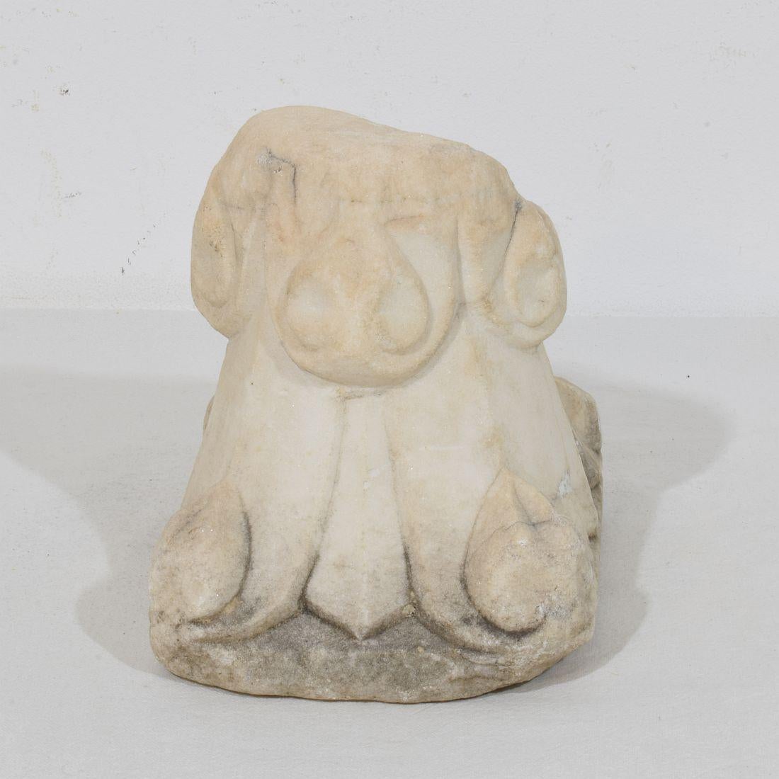 Marbre Fragment de chapiteau romain médiéval italien en marbre sculpté en vente