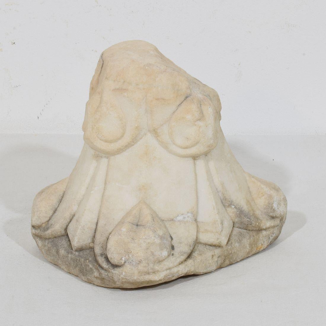 Fragment de chapiteau romain médiéval italien en marbre sculpté en vente 1