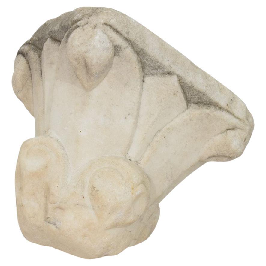 Fragment de chapiteau romain médiéval italien en marbre sculpté en vente