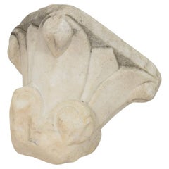 Italienisches mittelalterliches romanisches Kapitellfragment aus geschnitztem Marmor