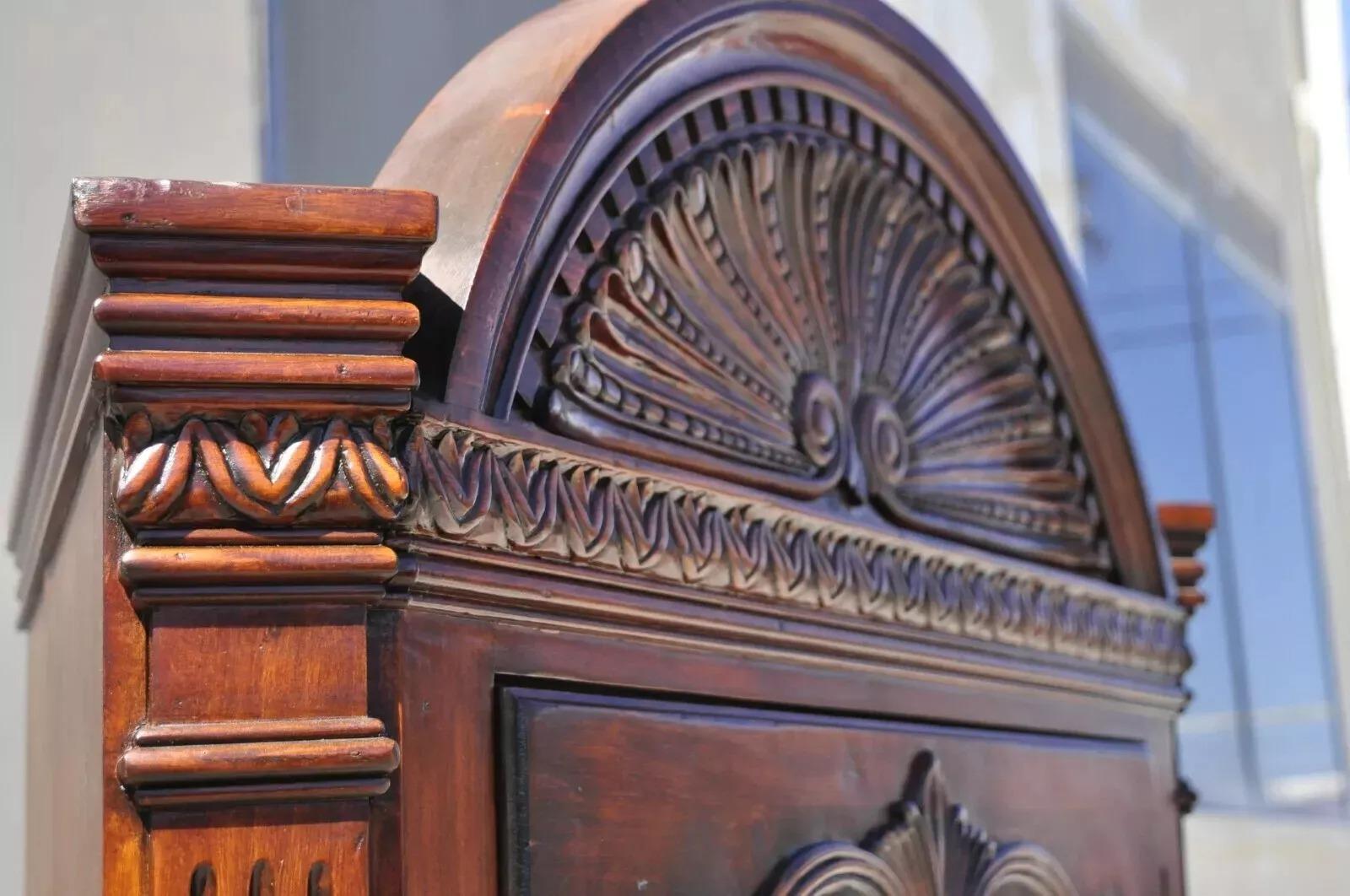 Italian Mediterranean Style Shell Carved Pine Wood Corner China Cabinet Cupboard In Good Condition For Sale In Philadelphia, PA