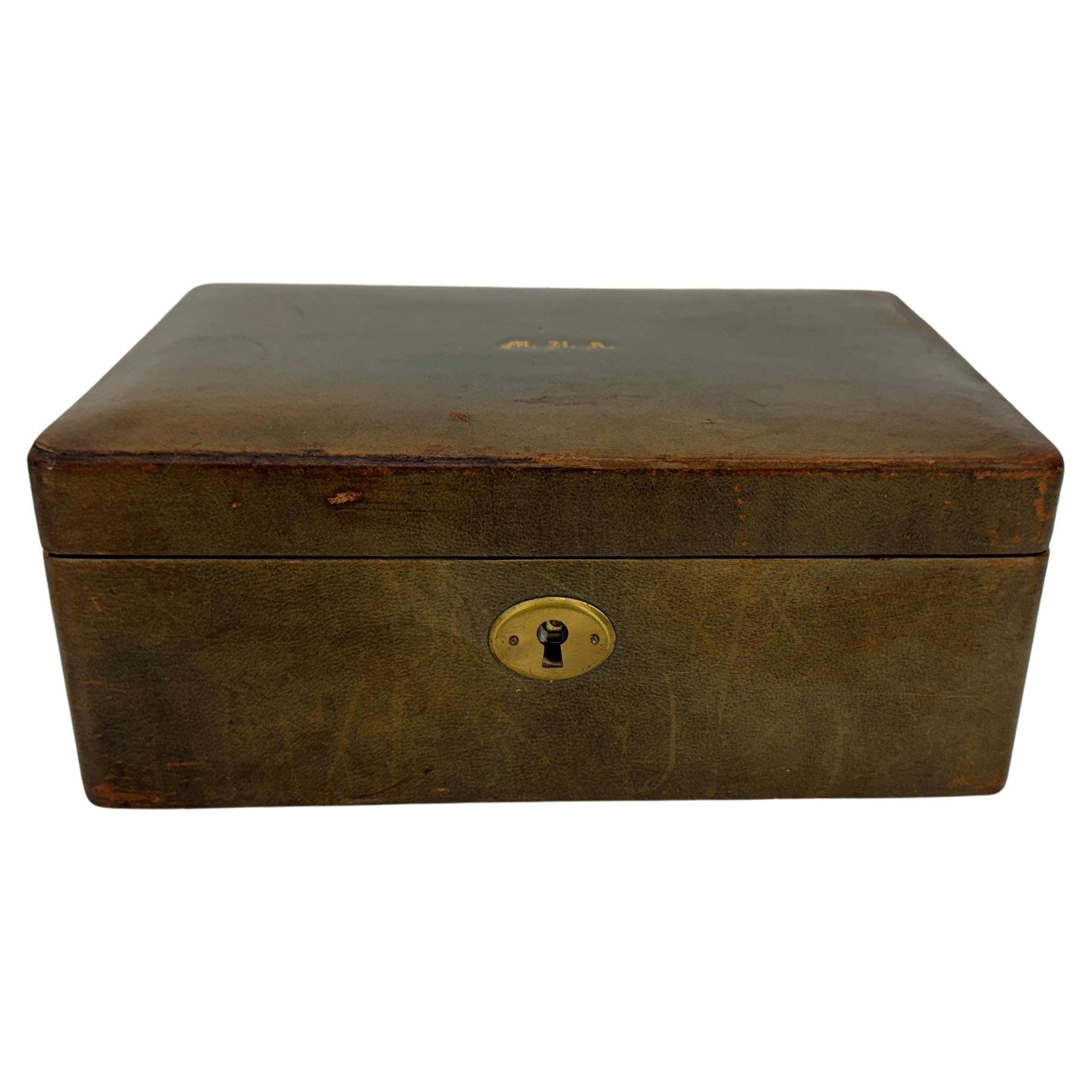 Italian Medium Size Brown Leather Jewelry Box, Mid-Century Modern In Good Condition For Sale In Haddonfield, NJ