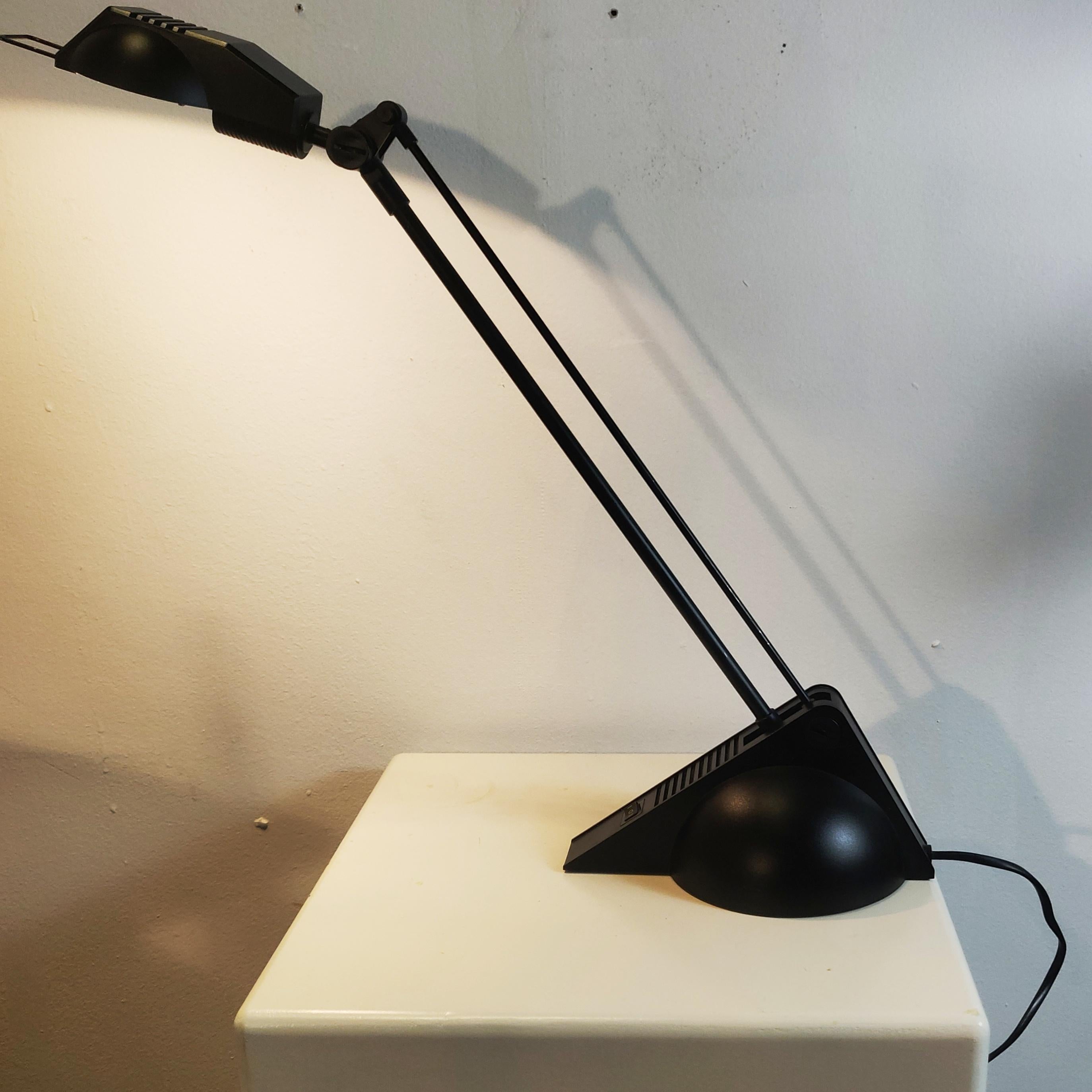This desk lamp is made in the famous Memphis style. The Italian Memphis Group was a design and architecture group founded by Ettore Sottsass (1917-2007) in 1981 in Milan which designed Postmodern furniture, lights, fabrics, ceramics, glass, acrylic
