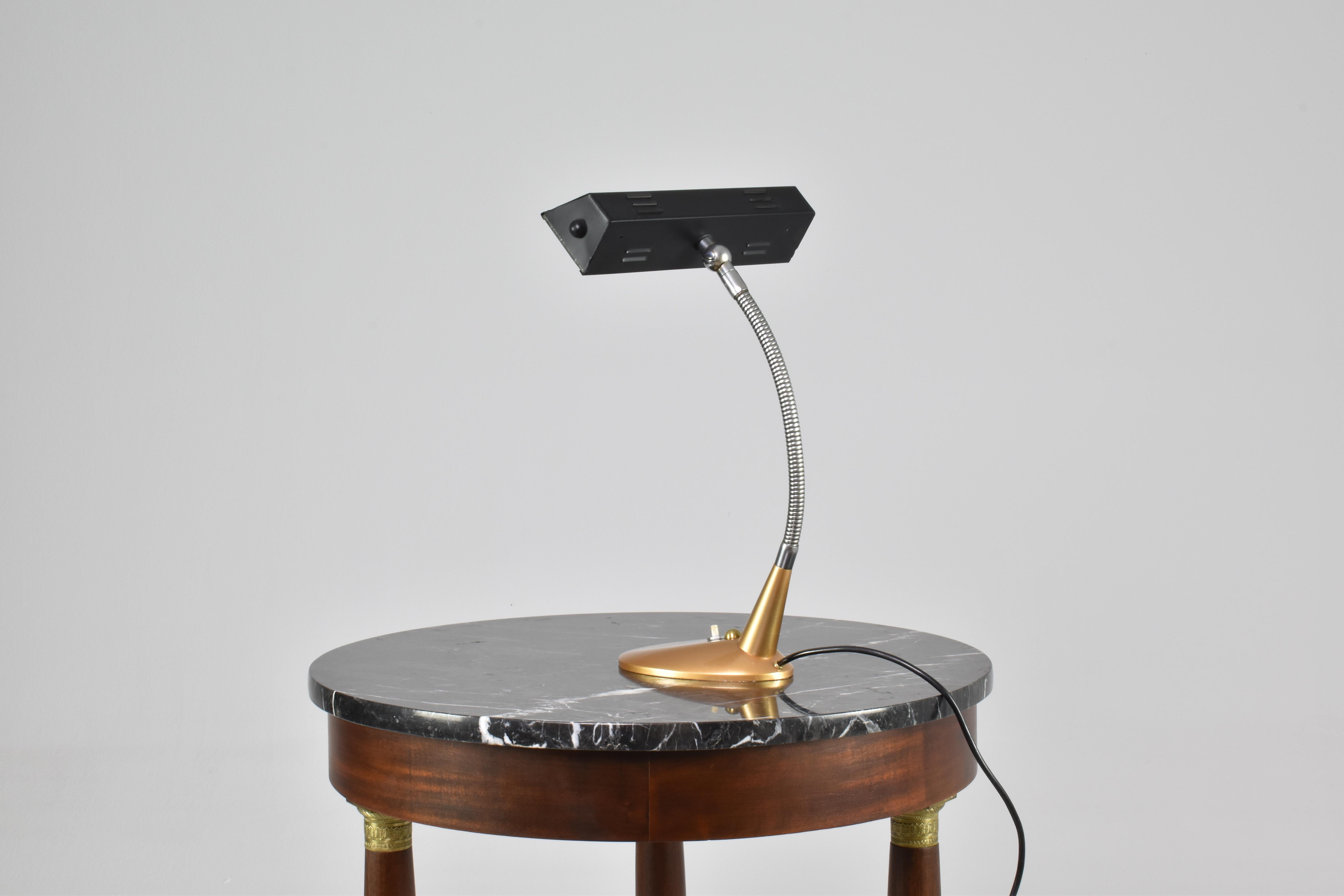 Lampe de table italienne en métal et laiton, années 1950 en vente 3