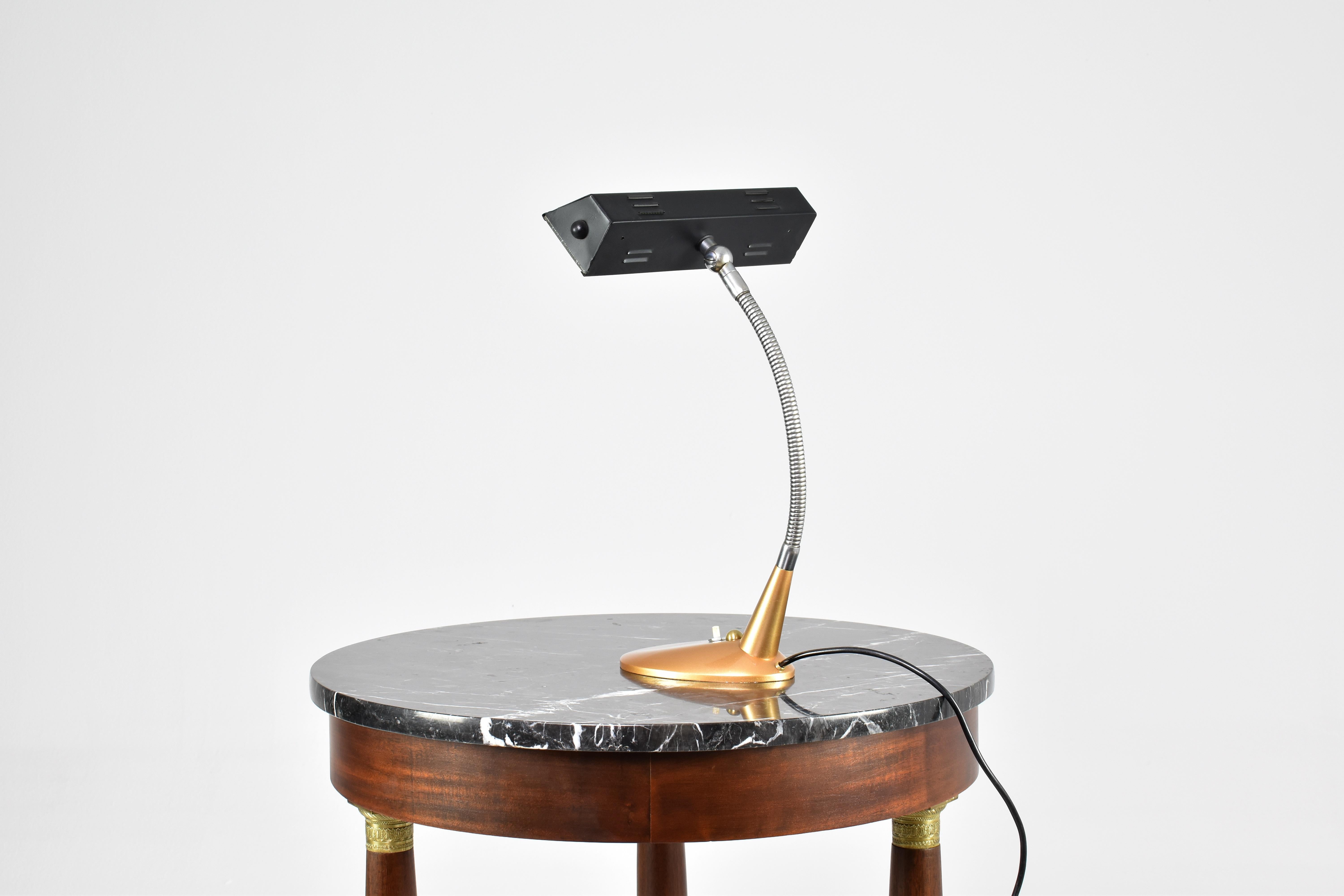 Lampe de table italienne en métal et laiton, années 1950 en vente 4