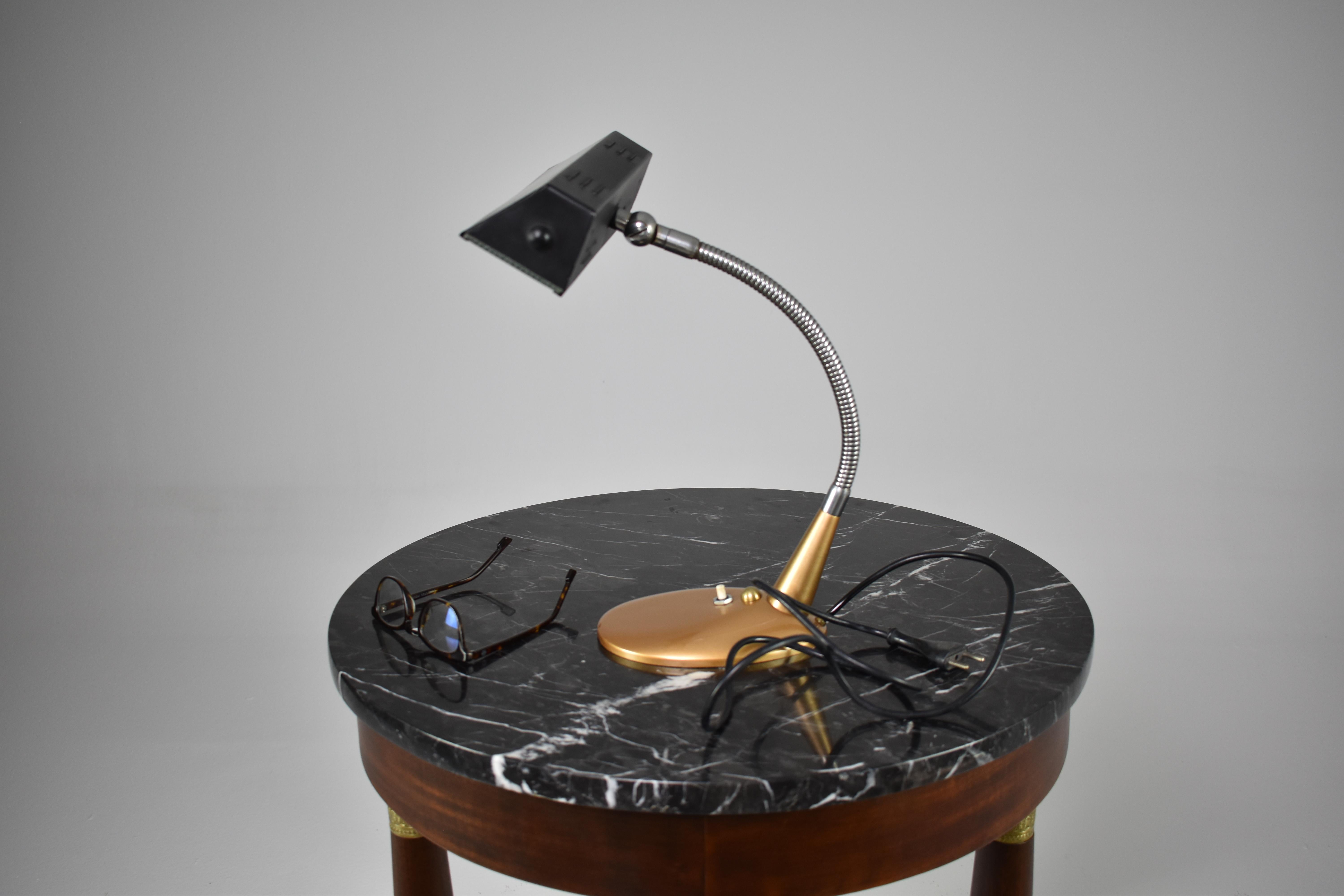 Lampe de table italienne en métal et laiton, années 1950 en vente 5