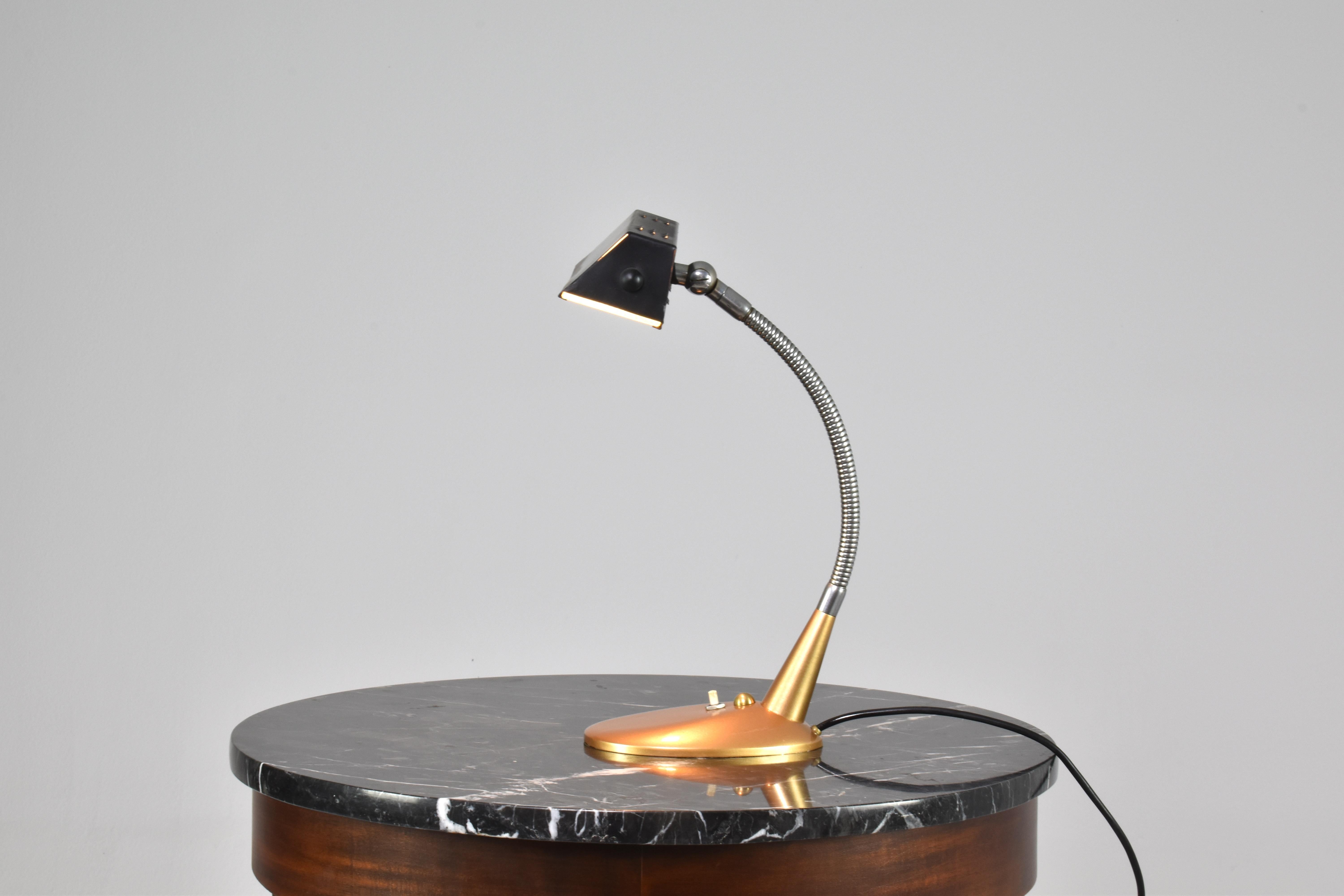 Laqué Lampe de table italienne en métal et laiton, années 1950 en vente