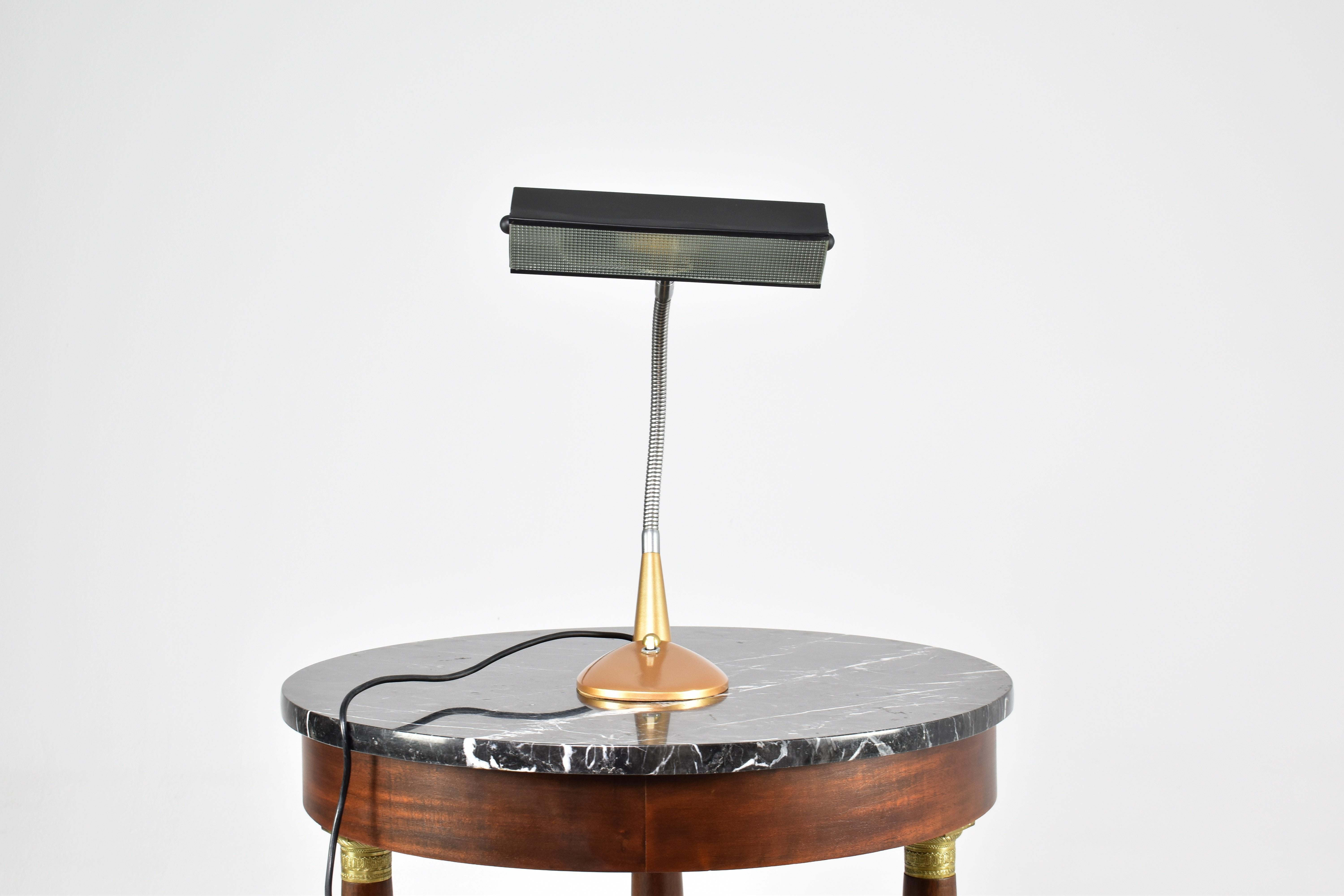 Milieu du XXe siècle Lampe de table italienne en métal et laiton, années 1950 en vente