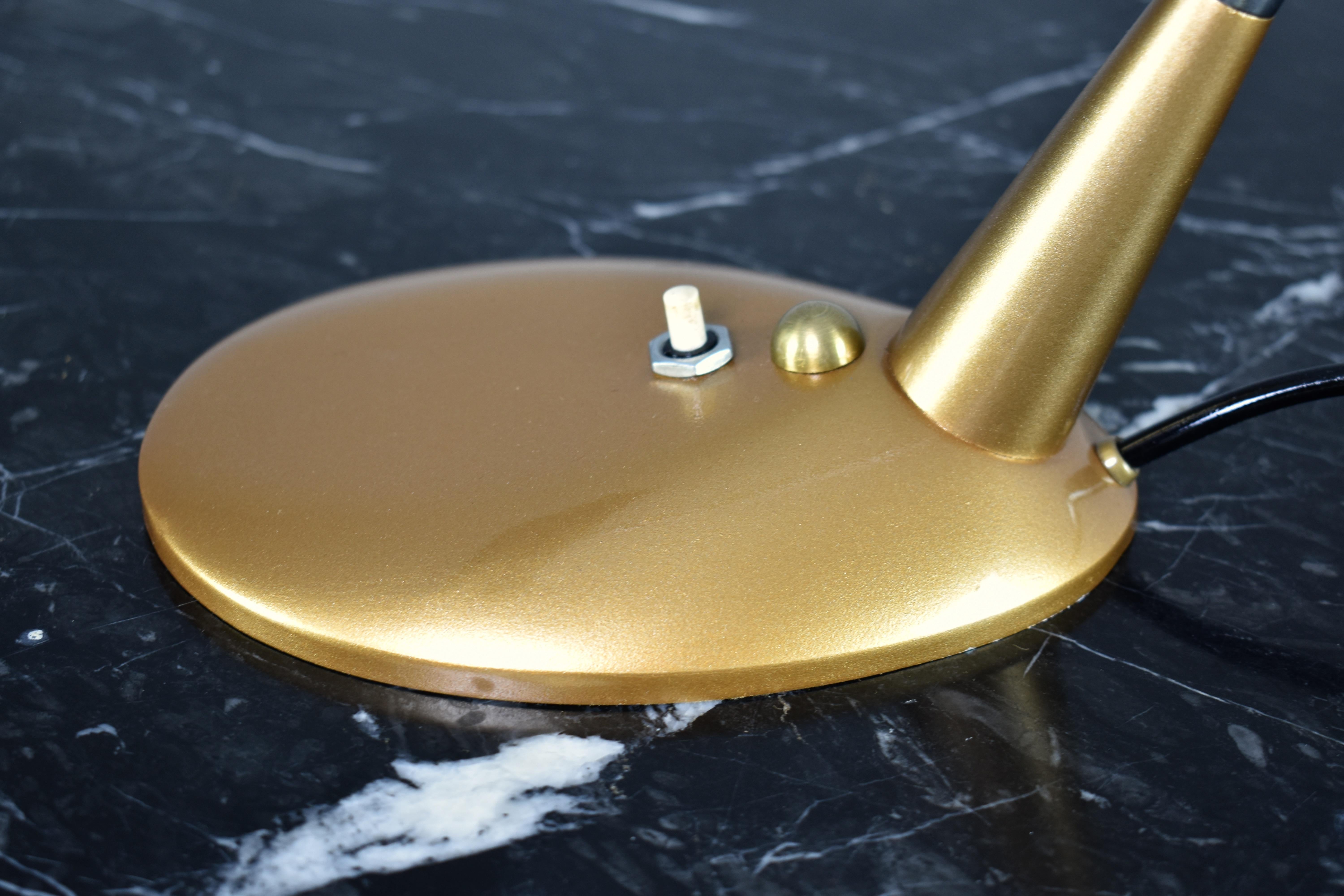 Lampe de table italienne en métal et laiton, années 1950 en vente 2