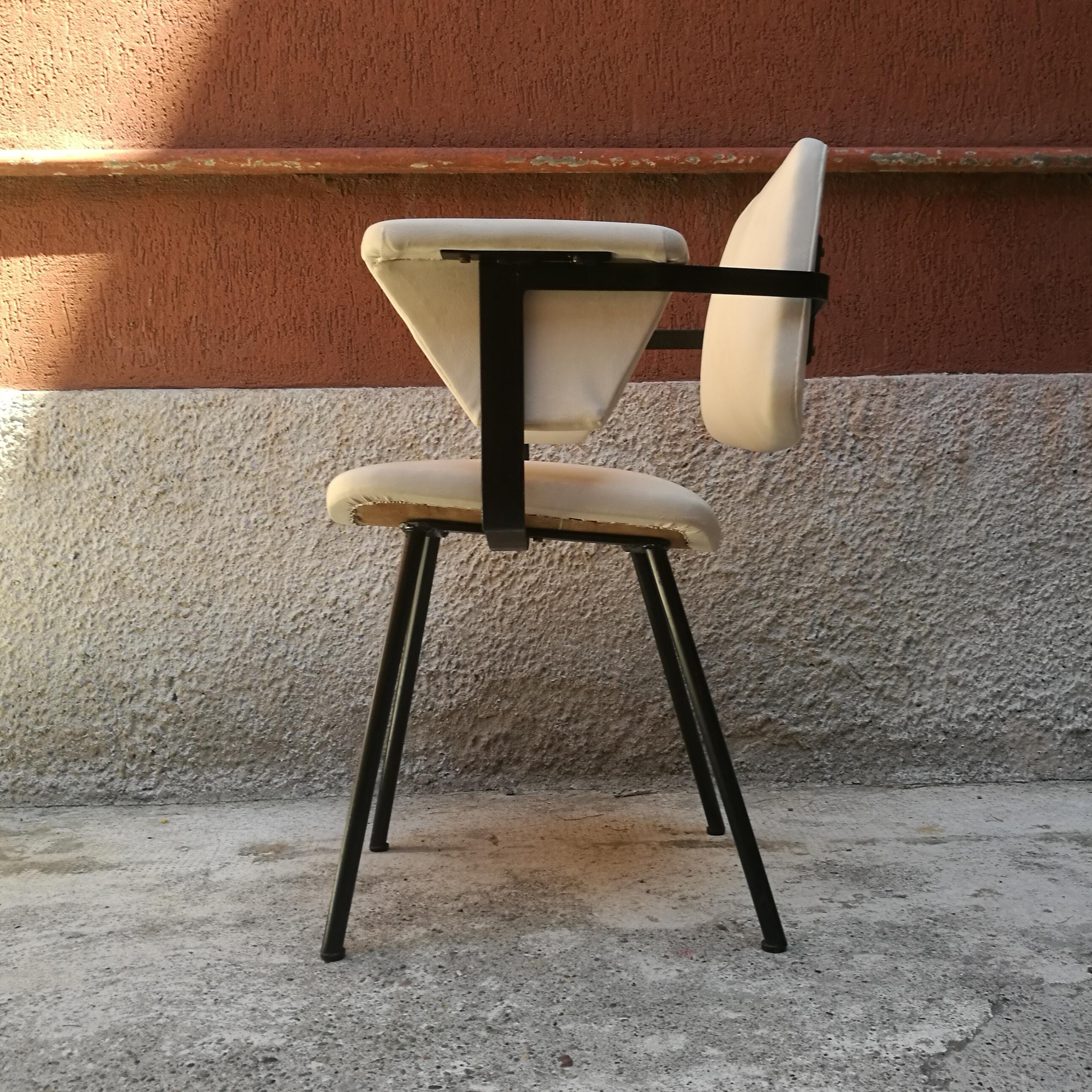 Italian metal and white leather desk chair with armrests, 1960s
Desk chair with armrests, black metal structure and white cream upholstery
Very good condition.