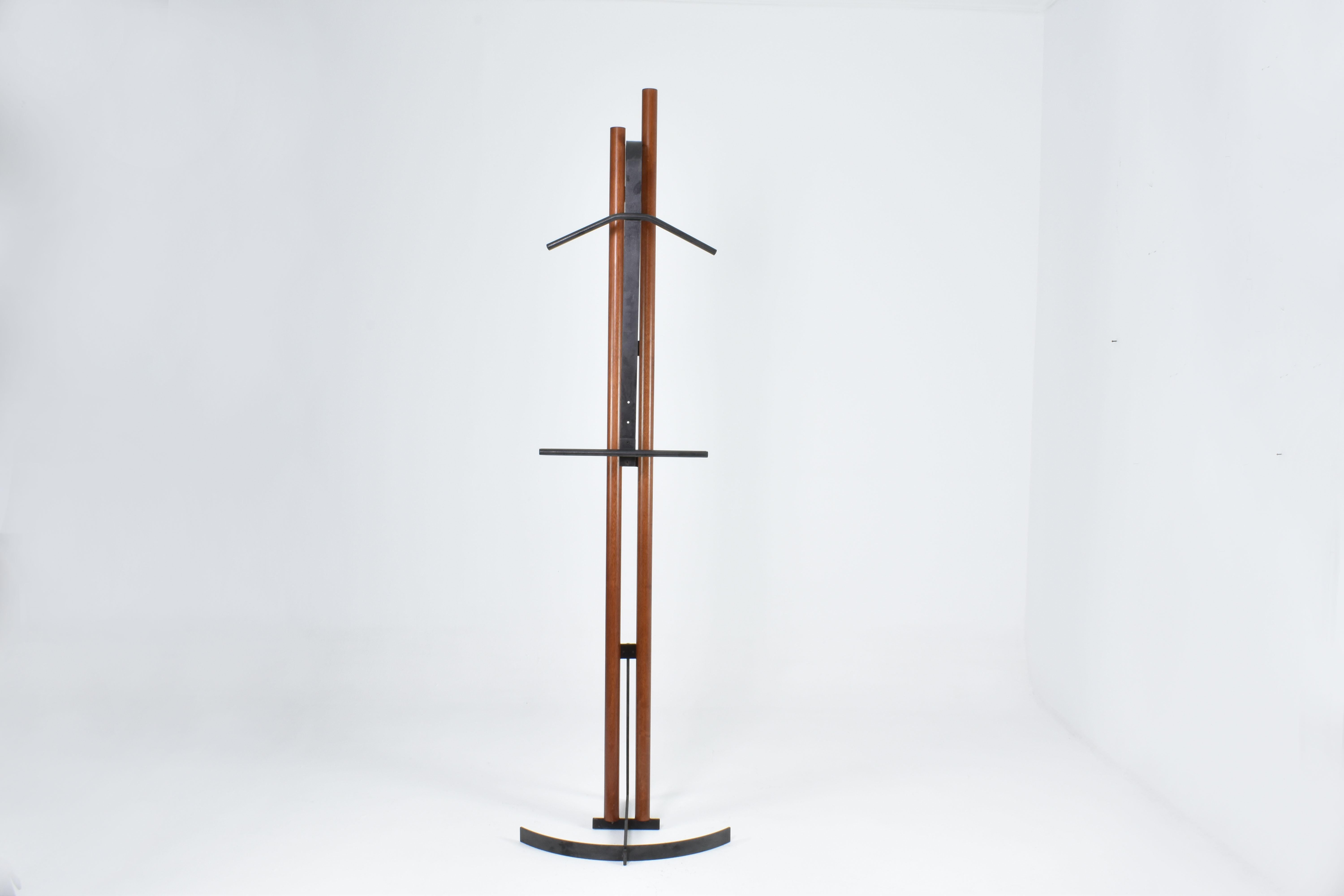 Ce portemanteau remarquable, attribué aux célèbres designers italiens Afra et Tobia Scarpa, est un bel exemple du design italien des années 1970. Fabriqué en bois de hêtre riche associé à des accents métalliques noirs élégants, le cintre présente