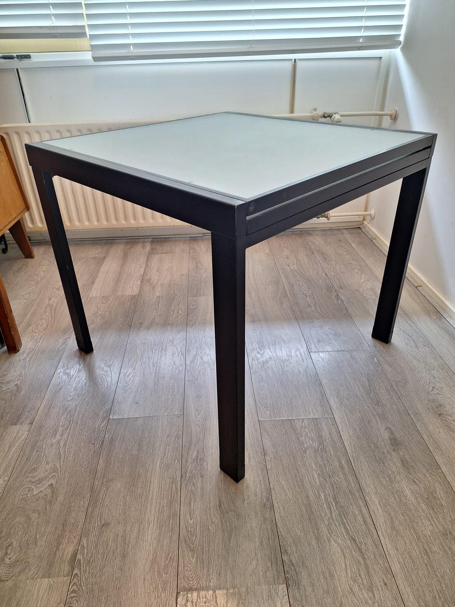 Bicchieri italiani in metallo con vetro smerigliato estensibile

Tavolo su misura proveniente dall'Italia.

Grazie all'altezza del piano del tavolo, è particolarmente adatto alle persone alte.

Altezza: 80 cm
Lunghezza x larghezza: 90 x 90