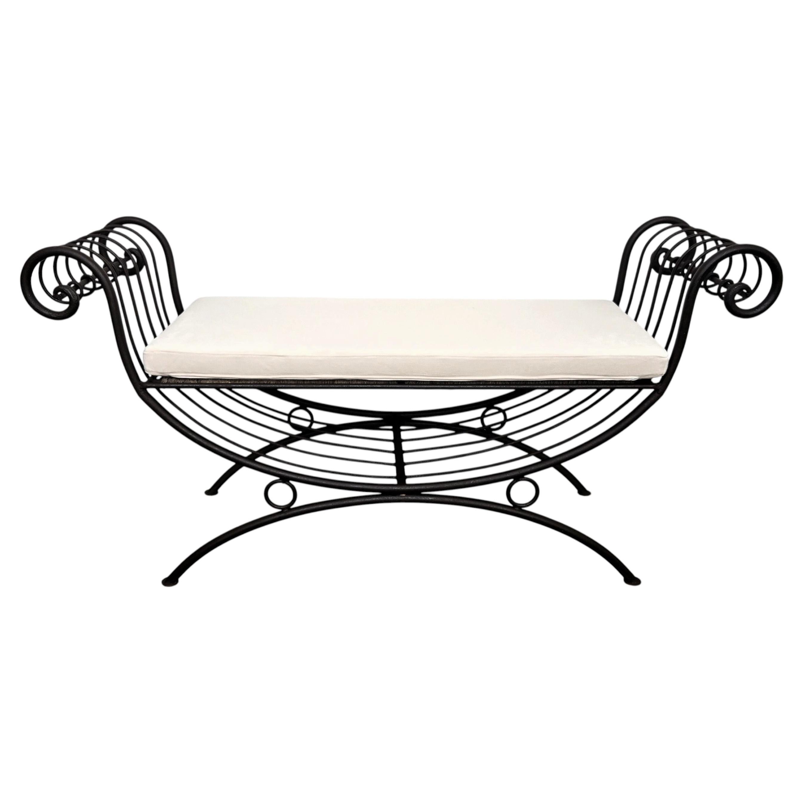 Tabouret de fenêtre italien en métal avec accoudoirs arrondis, nouveau coussin en vente