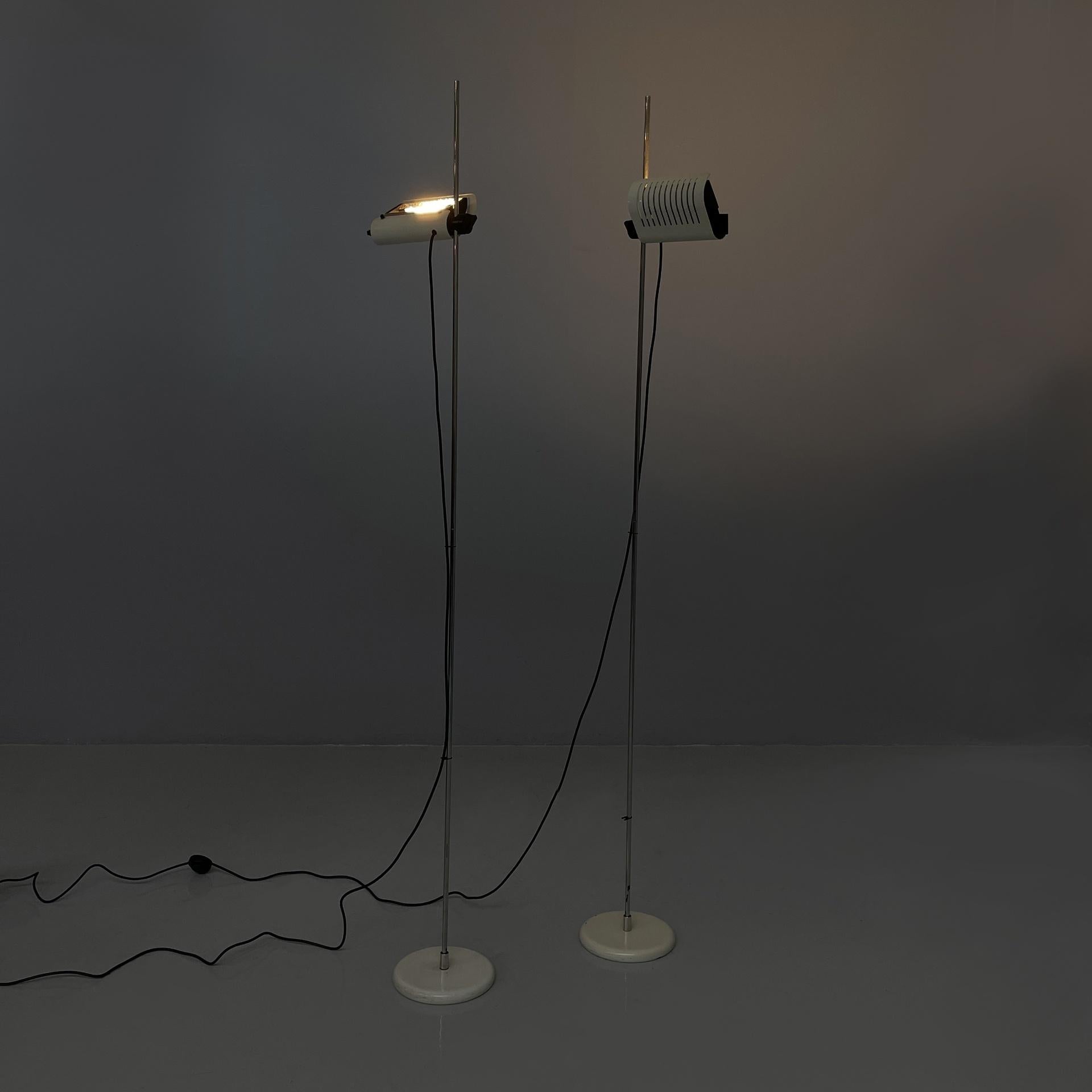 Lampadaire LED italien en métal 626 di Joe Colombo pour Oluce, 1970
Paire de lampadaires modèle 636 avec diffuseurs ajustables en métal courbé blanc avec détails noirs. Le diffuseur est doté d'un éclairage LED. La structure centrale est constituée