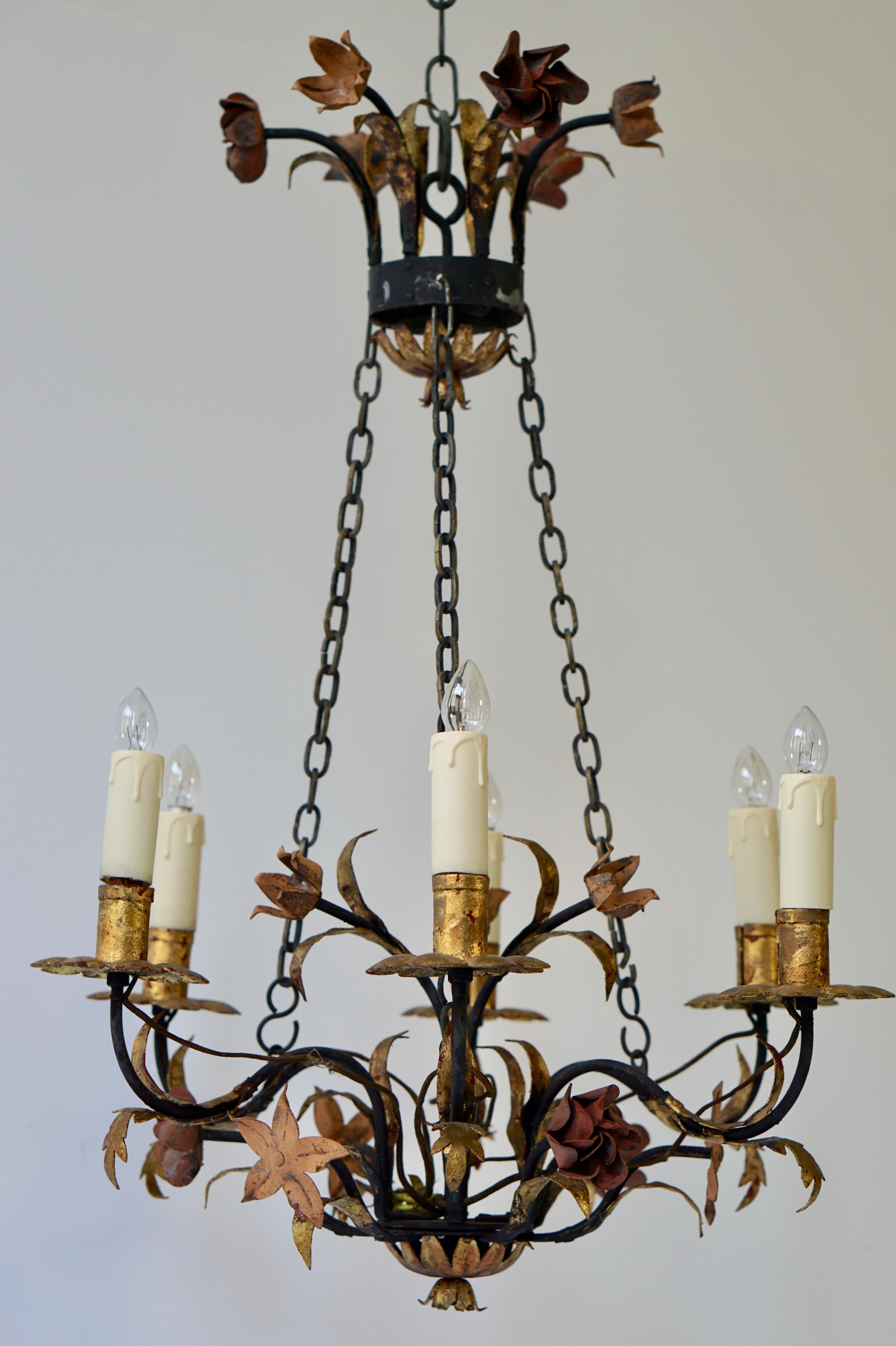 Metal six-light chandelier with flowers and gilded leaves.
Measures: Diameter 48 cm.
Height fixture 70 cm.
Total height with the chain 110 cm.

This chandelier must be rewired.