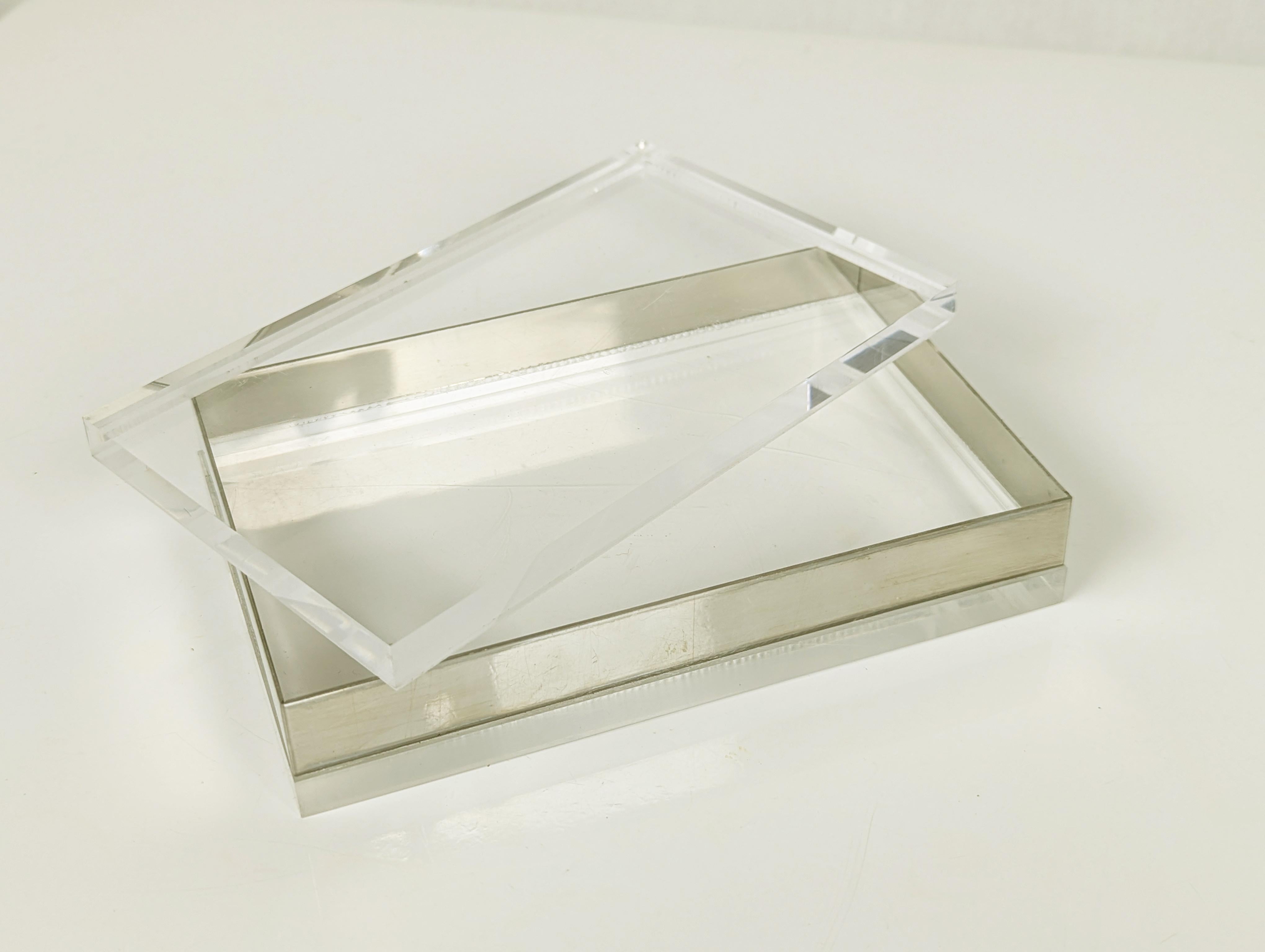
Caja de plexiglás con cinturón metálico. Bastante buen estado: sin abolladuras. algunos arañazos debajo de la base como se ve en la foto.