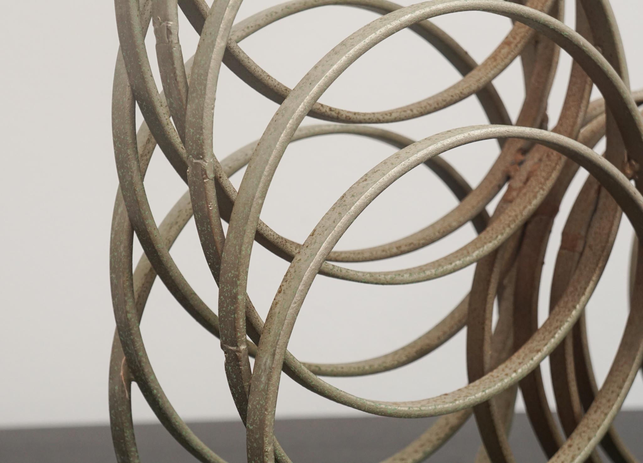 Acier Sculpture italienne en métal à anneaux en vente