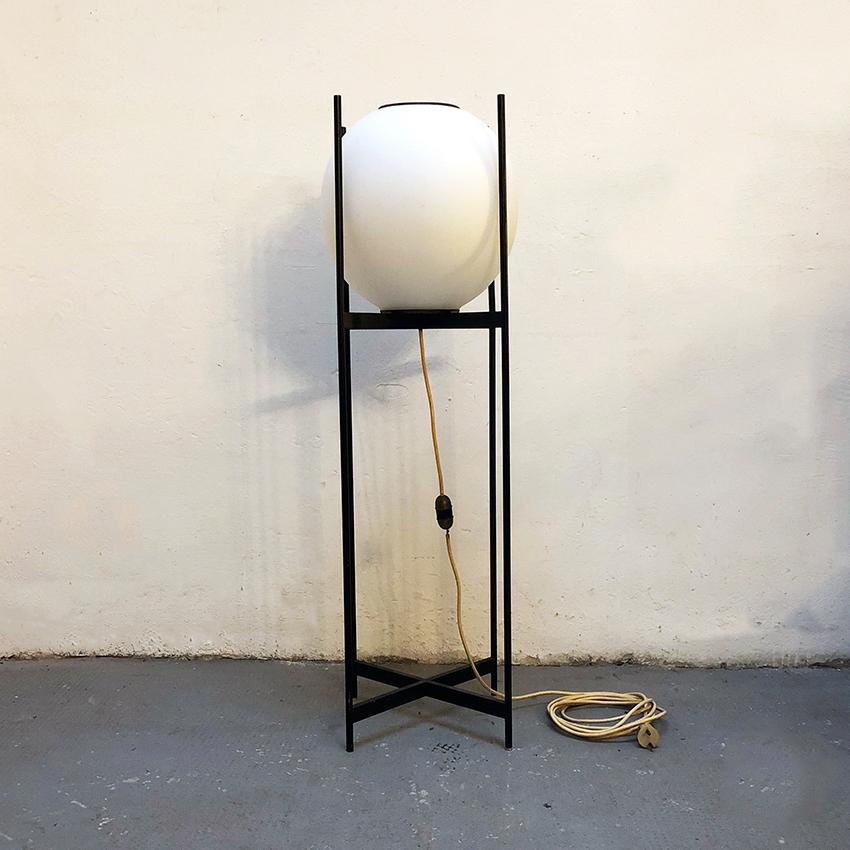 Italian metal rod and opaline glass floor lamp, 1950s
Italian spherical metal rod and opaline glass floor lamp with structure in black metal rod and brass details, very good conditions.