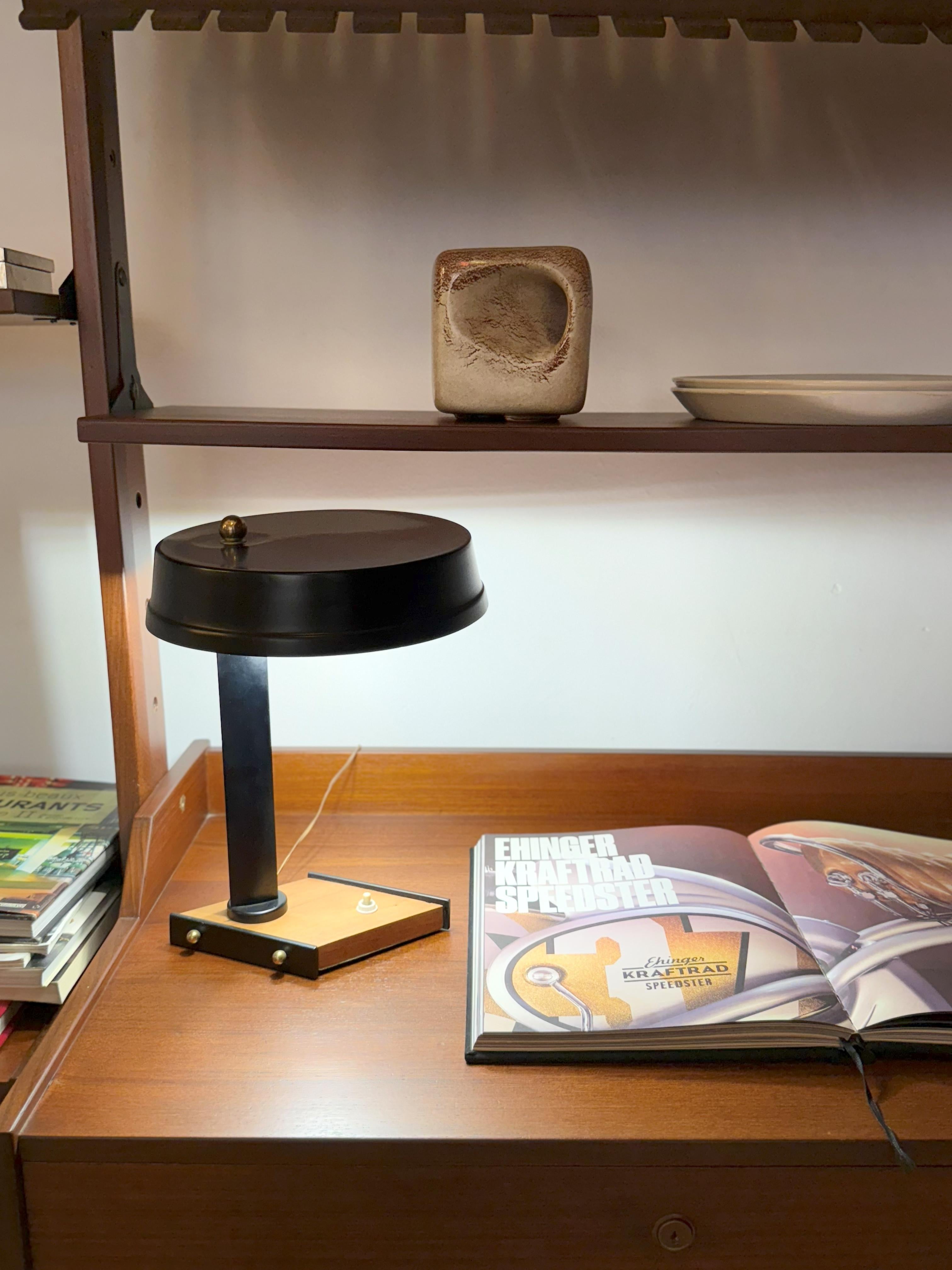 Mid-Century Modern Lampe de table italienne en métal attribuée à Oscar Torlasco, années 1950 en vente