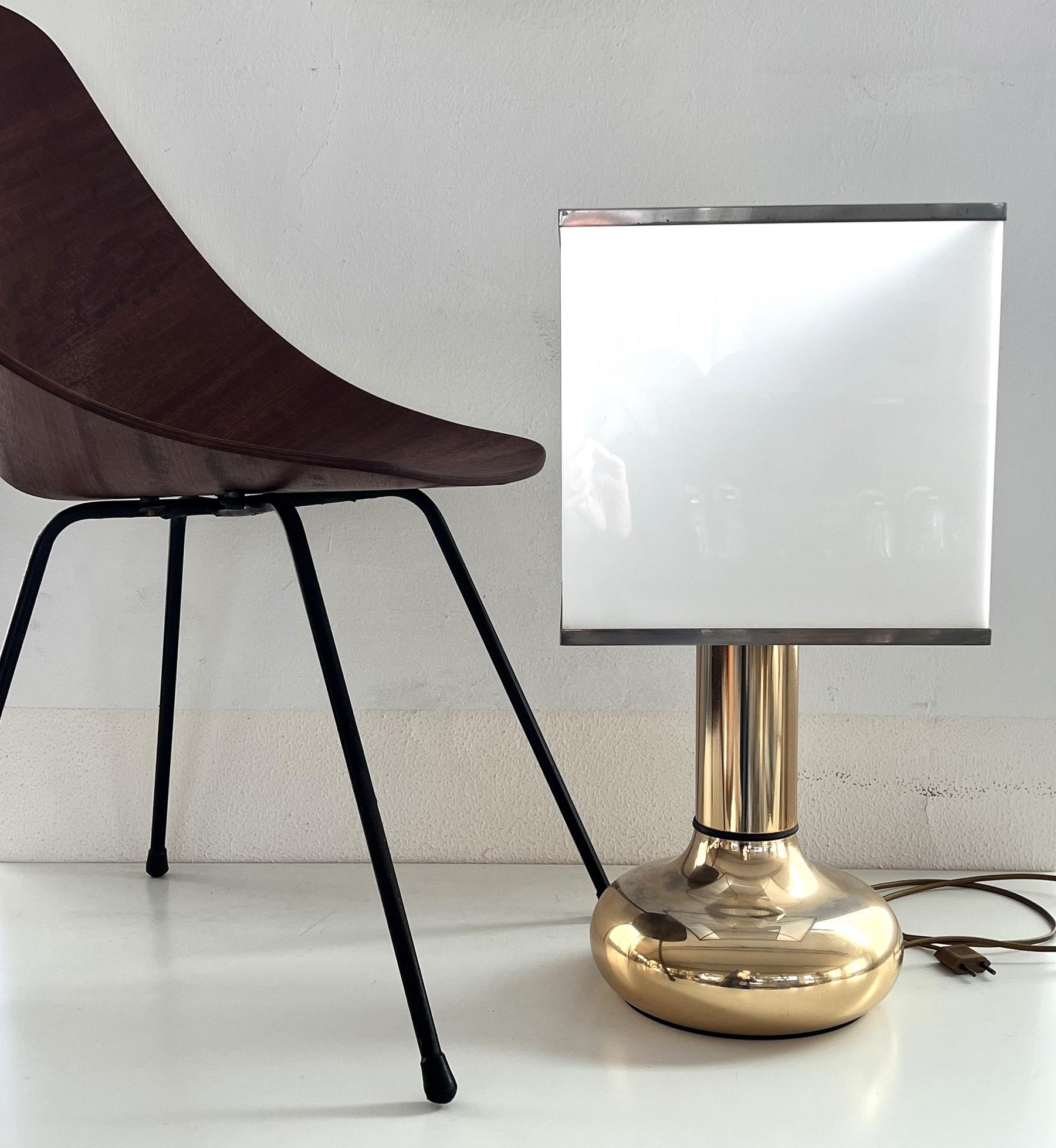 Magnifique lampe de table composée d'une base en métal avec finition en laiton dans le style typique des années 70 italiennes.
Fabriqué par Lampter Milano (voir étiquette)
L'abat-jour carré est en plexiglas (plastique) blanc opalin avec des bordures