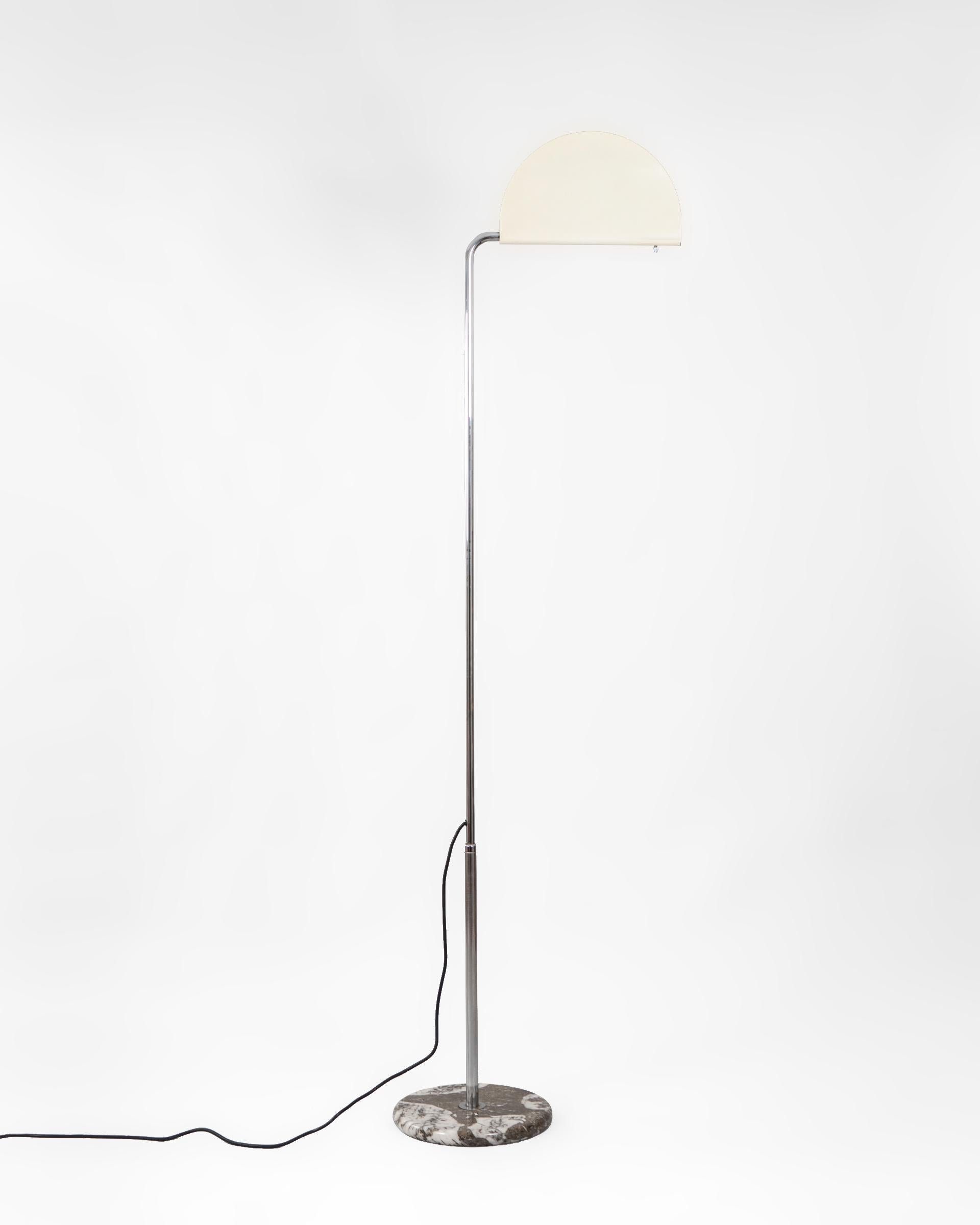 Lámpara de pie modelo Mezza Luna diseñada en 1974 por el italiano Bruno Gecchelin. Se produjo en los años posteriores por la firma Skipper and Pollux en Milán.

El diseño se compone de una estructura de acero tubular cromado, una base de marmol y