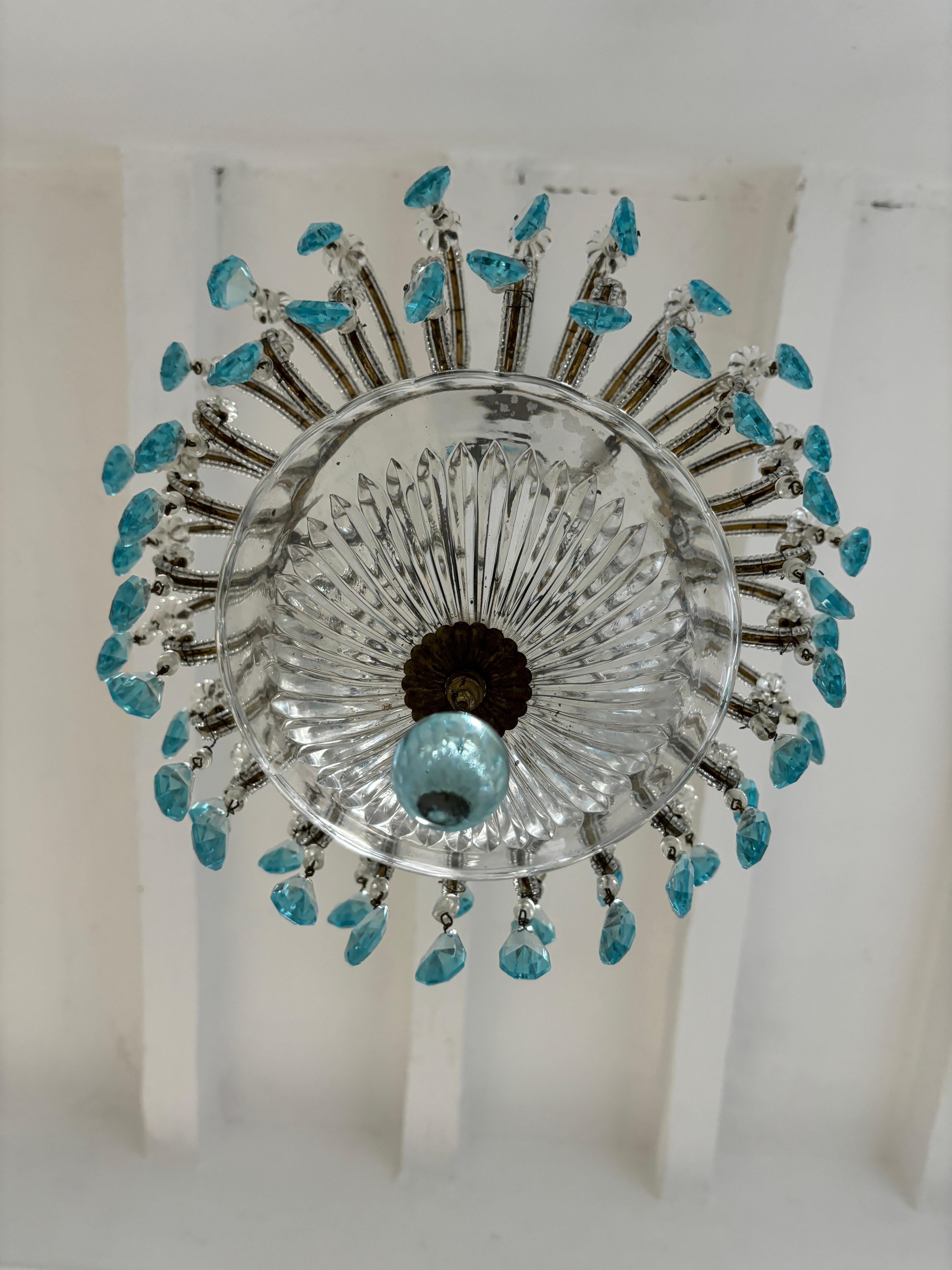 Boîtier 1 lumière au centre. Elle sera recâblée avec une prise UL US appropriée pour les États-Unis ou une prise certifiée pour les autres pays et sera prête à être accrochée.  Exemplaire unique.  Elle a été réalisée pour un hôtelier en 1940.  Tiers