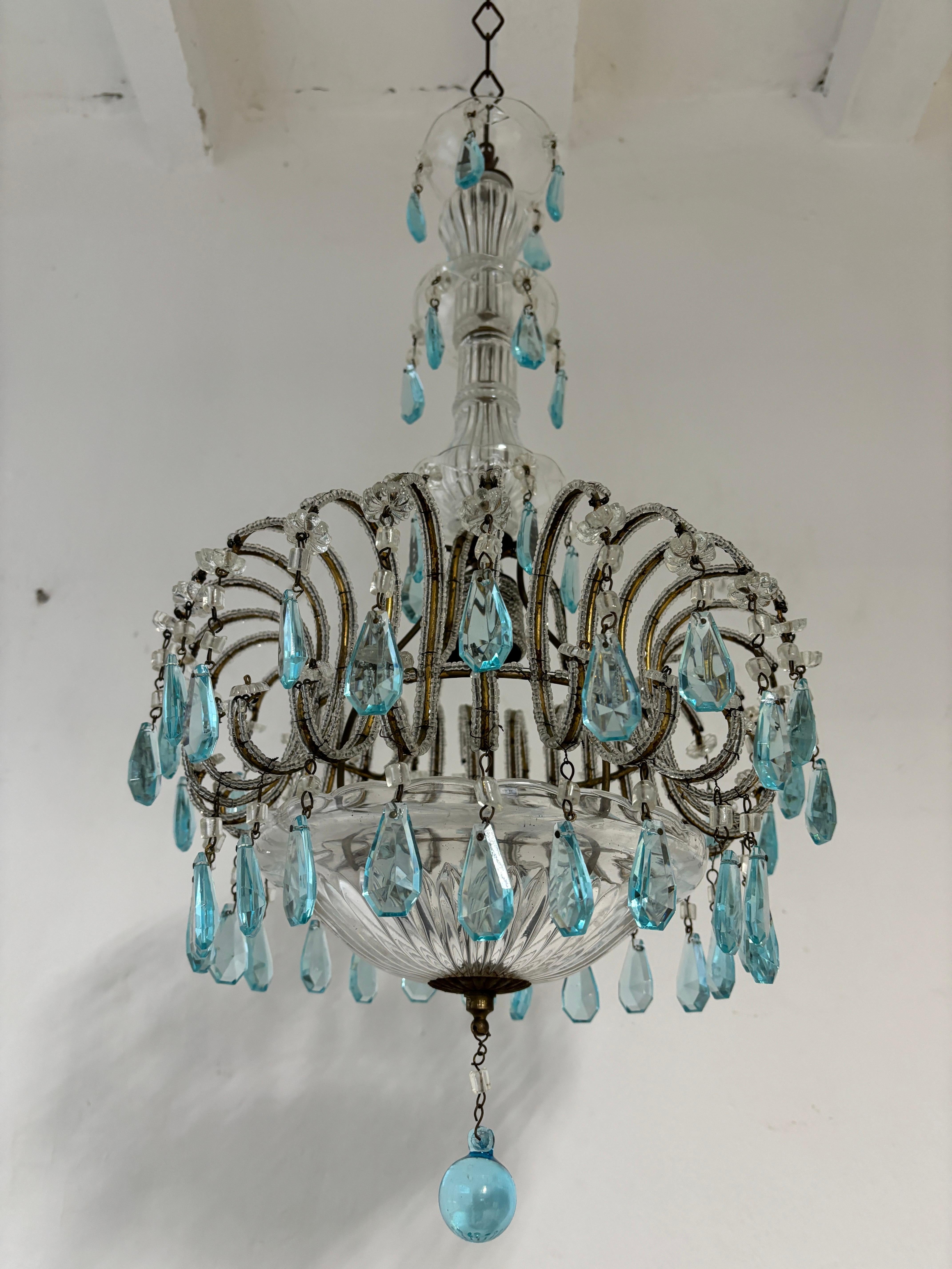 Milieu du XXe siècle Lustre italien rare en cristal de Murano, perles et prismes bleu aqua, c1940 en vente