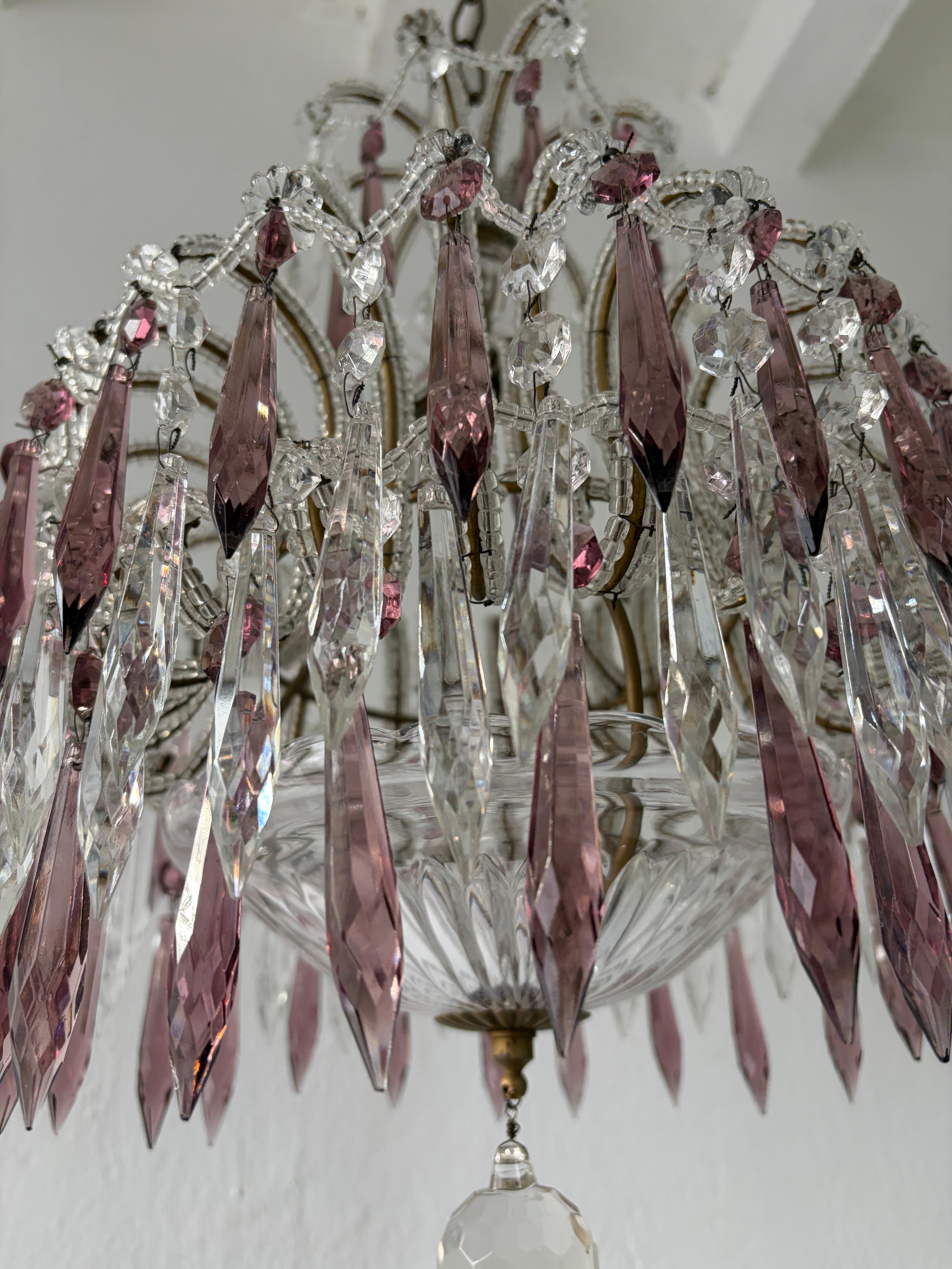 Araña italiana de microesferas y prismas de cristal amatista c 1920 Una de dos en venta 3