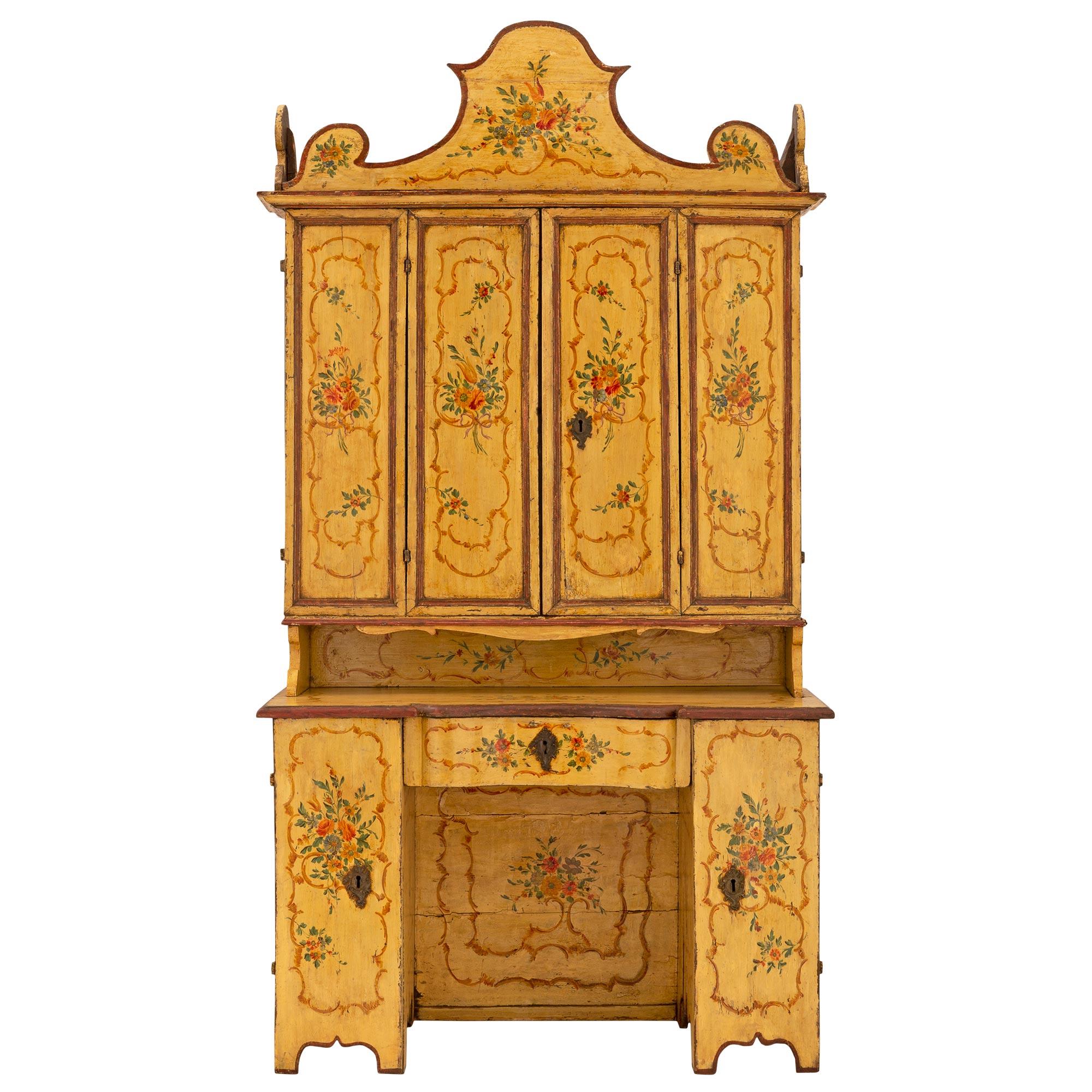 Une belle et très décorative armoire/bureau italien du milieu du 18ème siècle de style génois peint à la main. Le bureau est surélevé par de jolis supports festonnés en forme de serpentin, sous deux jolies portes peintes à la main et un seul tiroir,