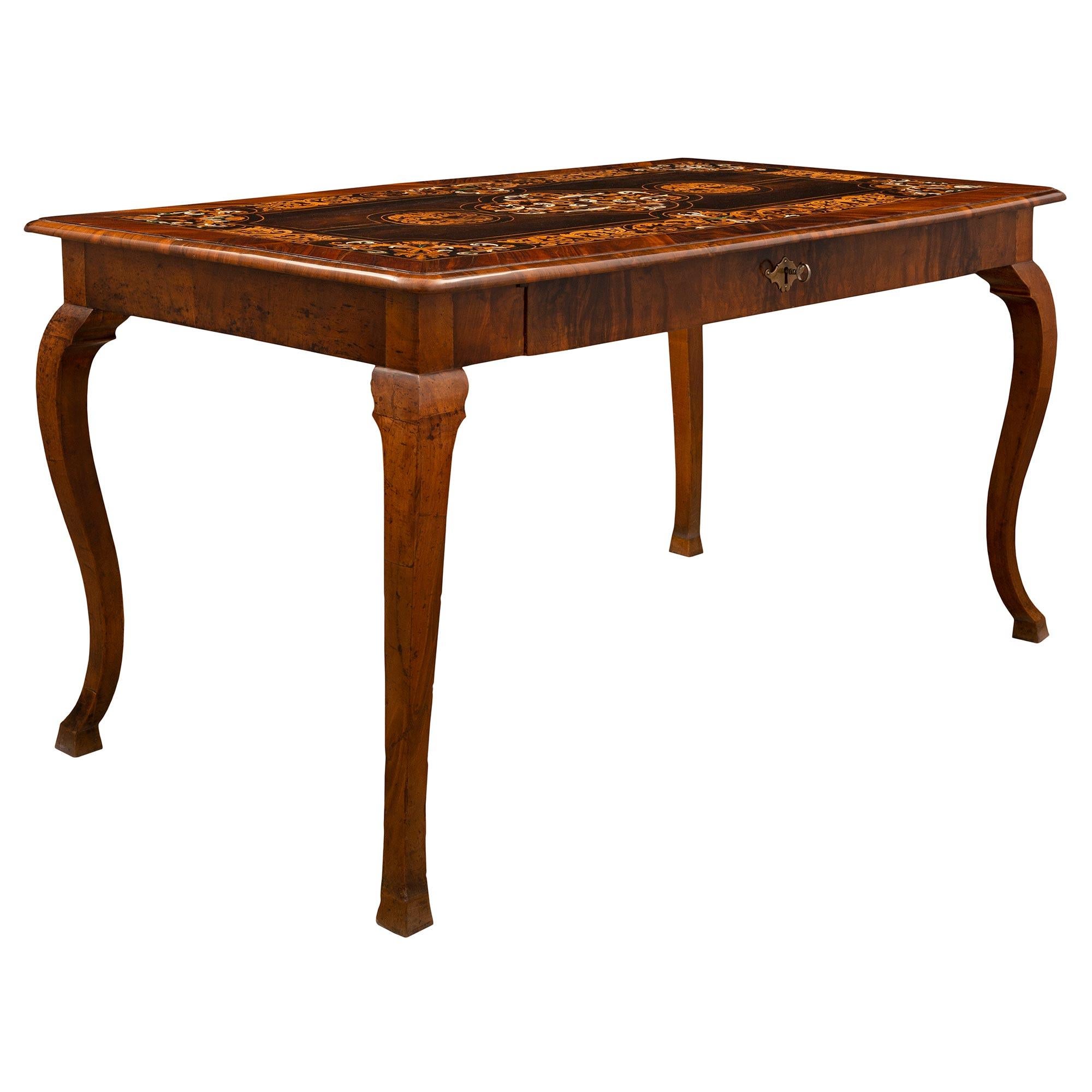 Table centrale/bureau italienne d'époque Louis XV du milieu du XVIIIe siècle, vers 1740 Bon état - En vente à West Palm Beach, FL