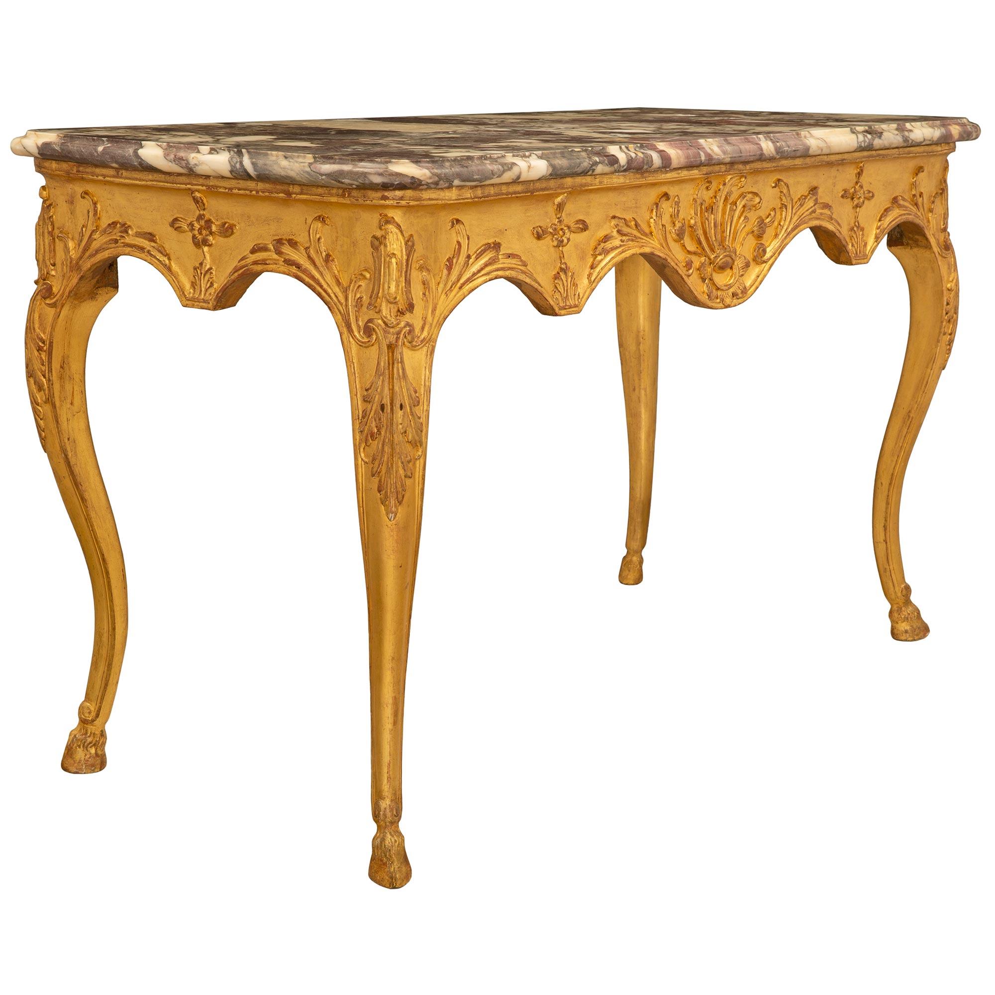 Table centrale italienne d'époque Louis XV du milieu du XVIIIe siècle en bois doré et marbre Bon état - En vente à West Palm Beach, FL